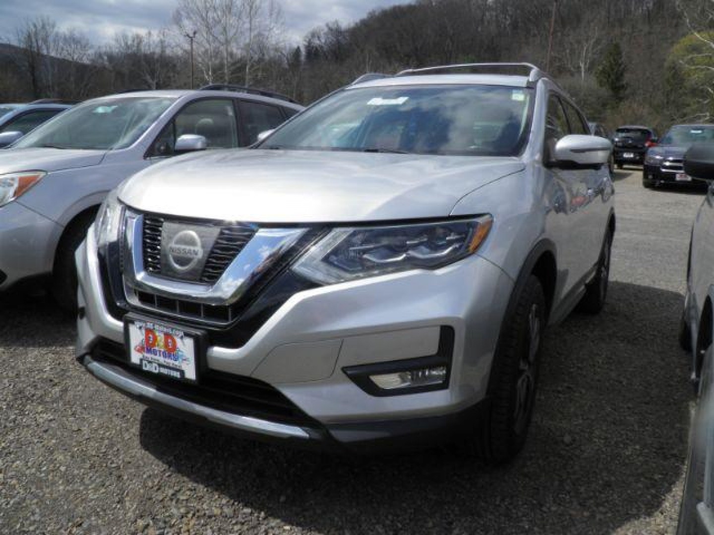 2017 SILVER Nissan Rogue SL (5N1AT2MV2HC) with an 2.5 L4 engine, located at 15520 McMullen Hwy SW, Belair, MD, 21502, (301) 729-3700, 39.581375, -78.846451 - Photo#0