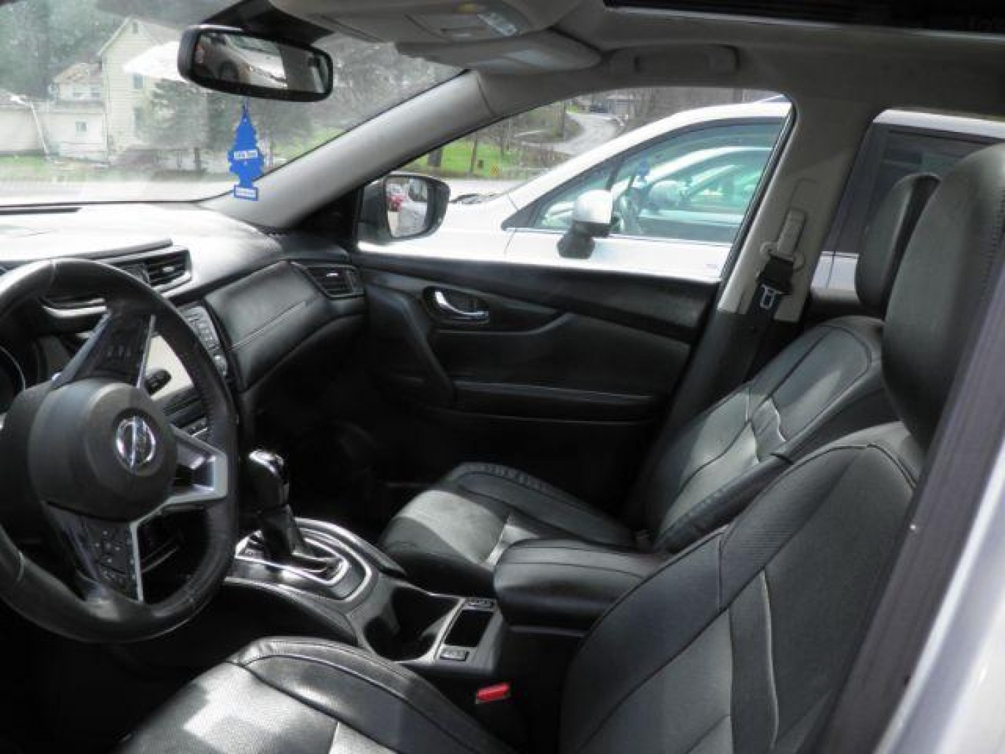 2017 SILVER Nissan Rogue SL (5N1AT2MV2HC) with an 2.5 L4 engine, located at 15520 McMullen Hwy SW, Belair, MD, 21502, (301) 729-3700, 39.581375, -78.846451 - Photo#1