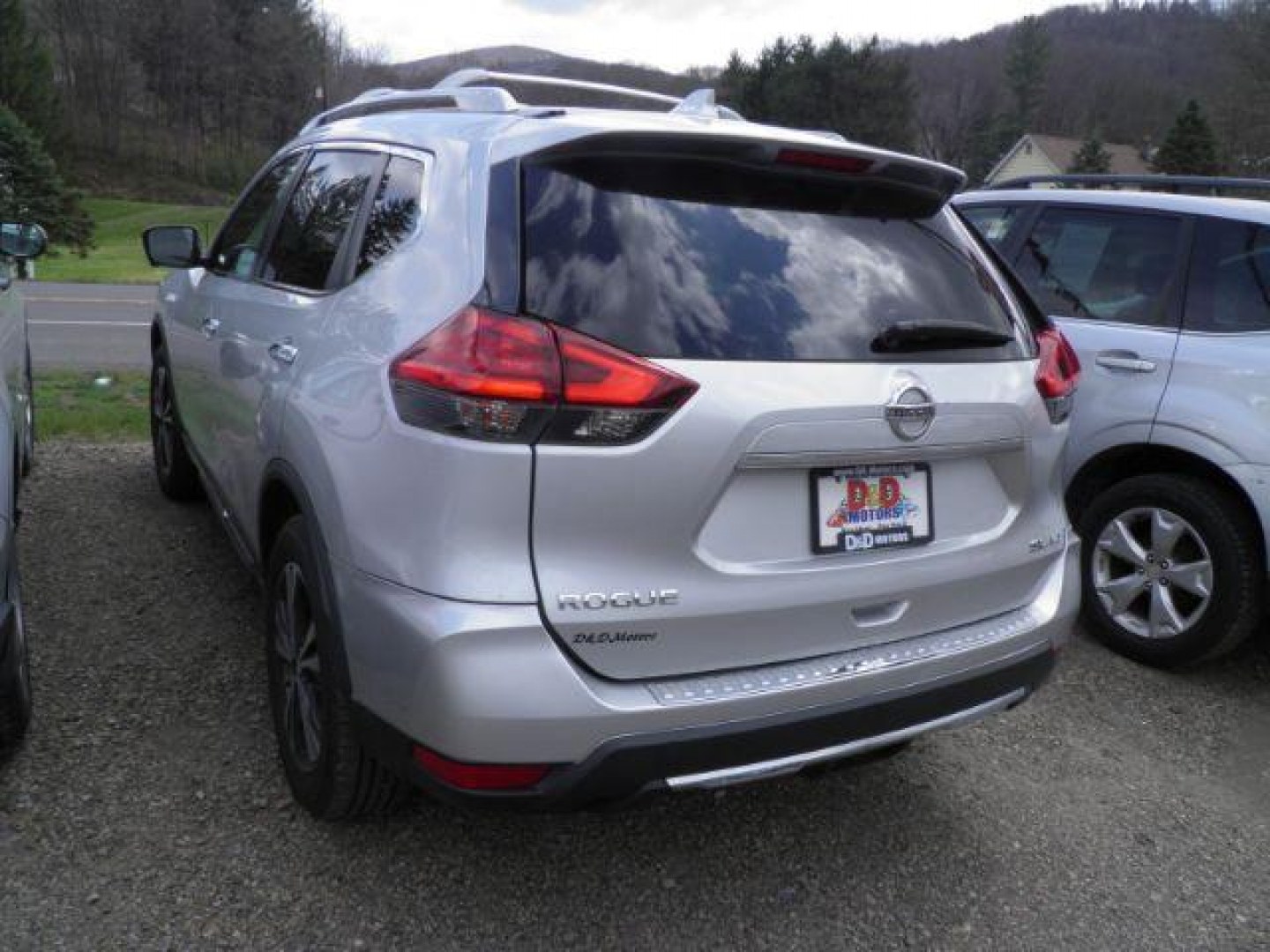 2017 SILVER Nissan Rogue SL (5N1AT2MV2HC) with an 2.5 L4 engine, located at 15520 McMullen Hwy SW, Belair, MD, 21502, (301) 729-3700, 39.581375, -78.846451 - Photo#5