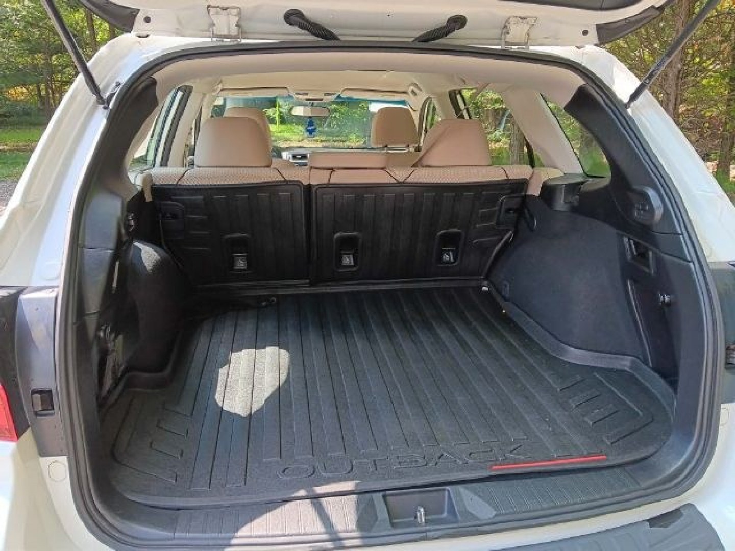 2017 WHITE Subaru Outback 2.5i (4S4BSAAC5H3) with an 2.5 L4 engine, CVT transmission, located at 19521 New George's Creek Rd SW, Barton, MD, 21521, (301) 463-2404, 39.524323, -79.017906- Photo#3