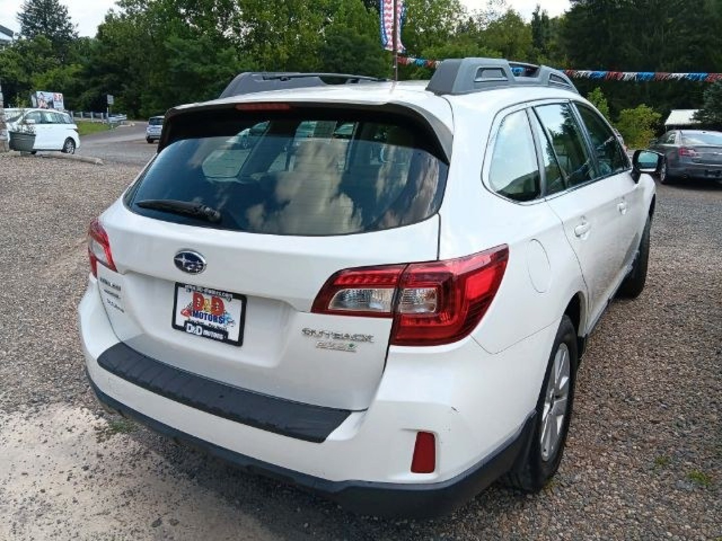 2017 WHITE Subaru Outback 2.5i (4S4BSAAC5H3) with an 2.5 L4 engine, CVT transmission, located at 19521 New George's Creek Rd SW, Barton, MD, 21521, (301) 463-2404, 39.524323, -79.017906- Photo#5