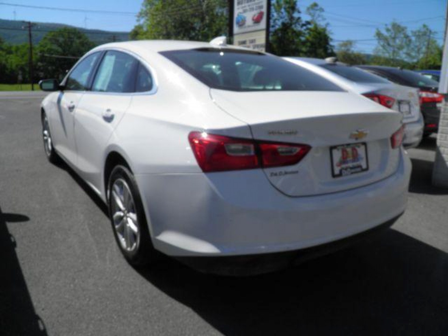2018 White Chevrolet Malibu LT (1G1ZD5ST4JF) with an 1.5L I4 engine, AT transmission, located at 15520 McMullen Hwy SW, Belair, MD, 21502, (301) 729-3700, 39.581375, -78.846451- Photo#4