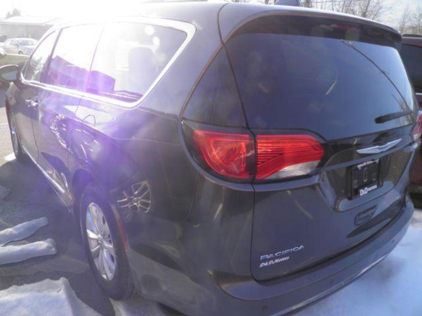 2018 Gray Chrysler Pacifica Touring L (2C4RC1BG8JR) with an 3.6L V6 engine, AT transmission, located at 15520 McMullen Hwy SW, Belair, MD, 21502, (301) 729-3700, 39.581375, -78.846451 - Photo#4