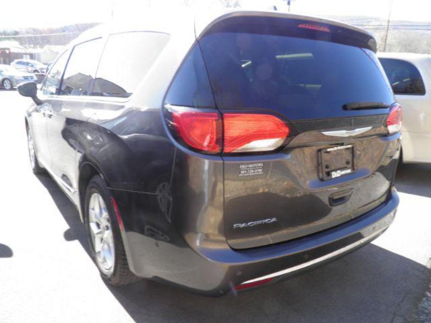2018 GRAY Chrysler Pacifica Touring L (2C4RC1BG5JR) with an 3.6L V6 engine, AT transmission, located at 15520 McMullen Hwy SW, Belair, MD, 21502, (301) 729-3700, 39.581375, -78.846451 - Photo#5