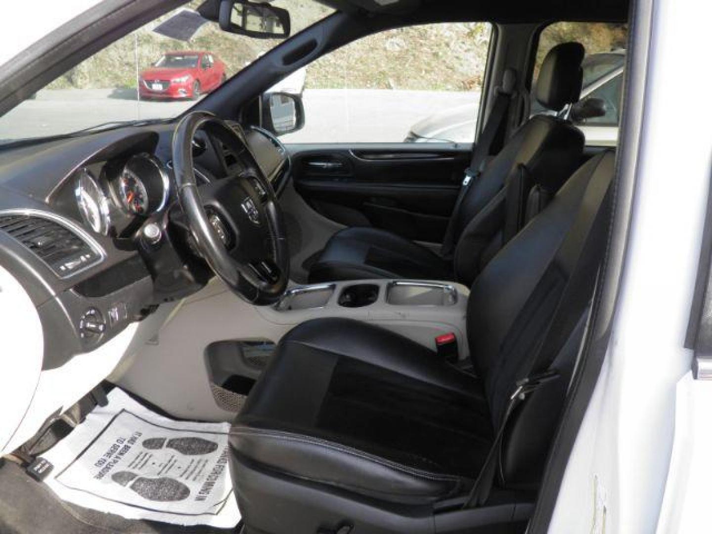 2018 White Dodge Grand Caravan SXT (2C4RDGCG7JR) with an 3.6L V6 engine, AT transmission, located at 15520 McMullen Hwy SW, Belair, MD, 21502, (301) 729-3700, 39.581375, -78.846451 - Photo#1