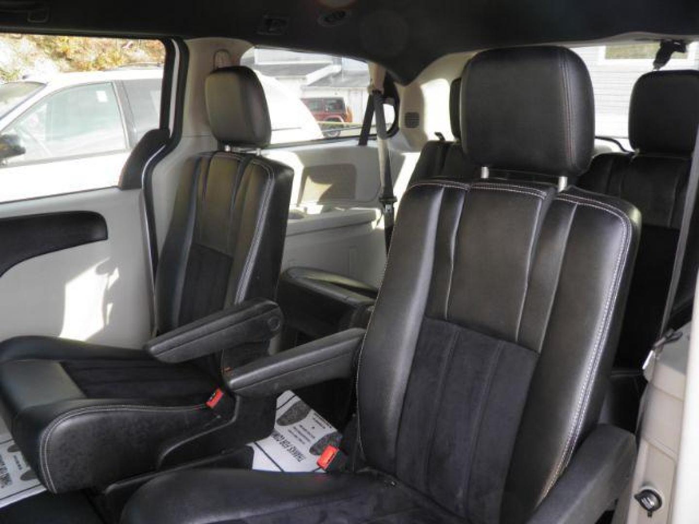 2018 White Dodge Grand Caravan SXT (2C4RDGCG7JR) with an 3.6L V6 engine, AT transmission, located at 15520 McMullen Hwy SW, Belair, MD, 21502, (301) 729-3700, 39.581375, -78.846451 - Photo#3