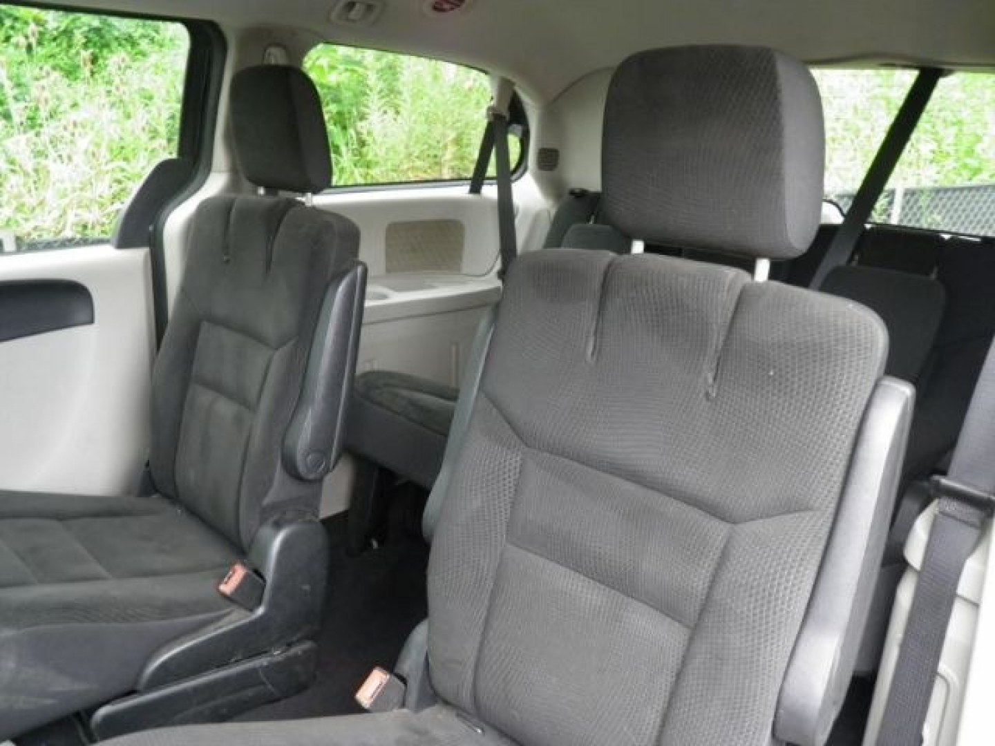 2018 GRAY Dodge Grand Caravan SE (2C4RDGBG3JR) with an 3.6L V6 engine, AT transmission, located at 15520 McMullen Hwy SW, Belair, MD, 21502, (301) 729-3700, 39.581375, -78.846451- Photo#3