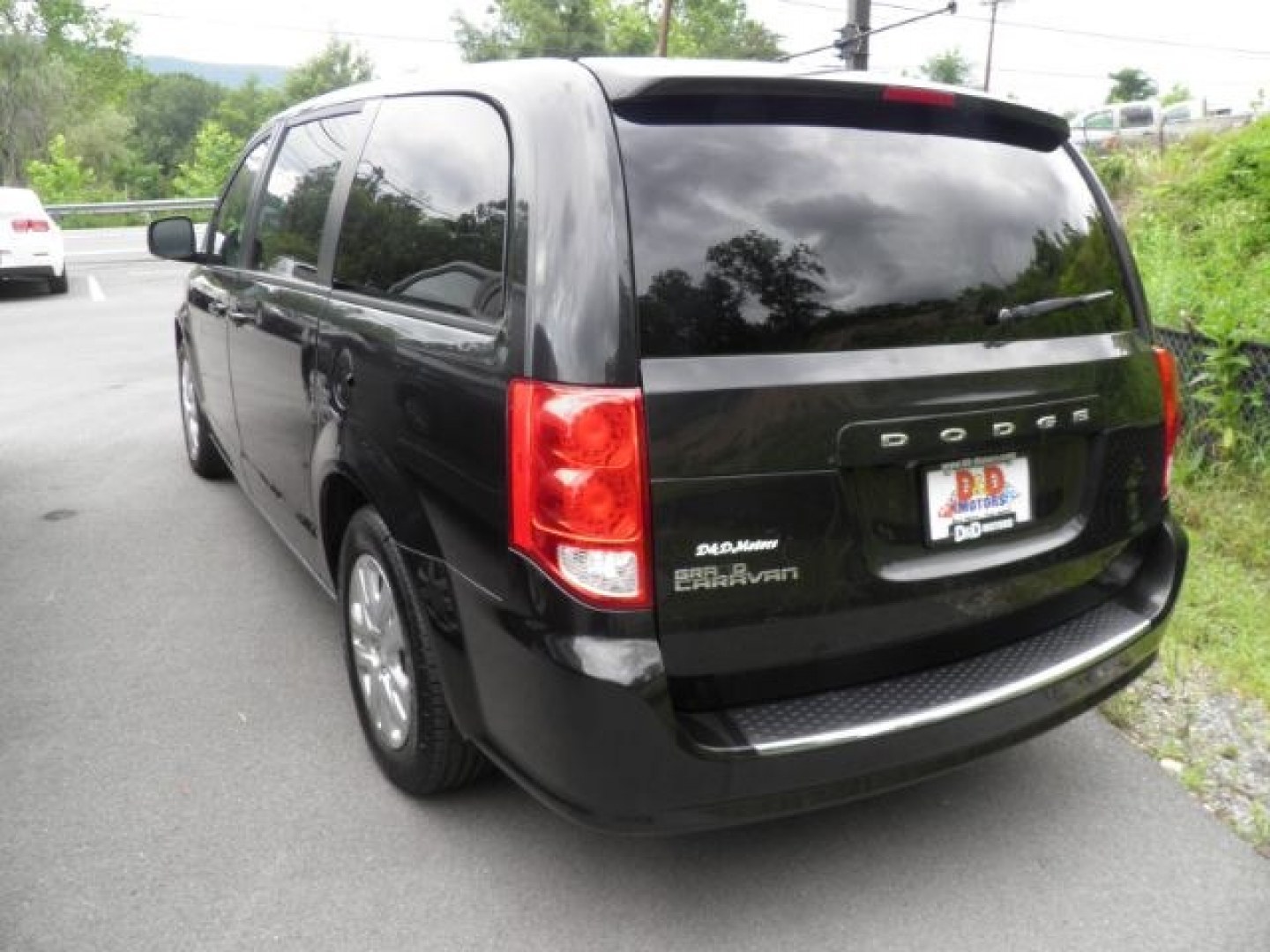 2018 GRAY Dodge Grand Caravan SE (2C4RDGBG3JR) with an 3.6L V6 engine, AT transmission, located at 15520 McMullen Hwy SW, Belair, MD, 21502, (301) 729-3700, 39.581375, -78.846451- Photo#5