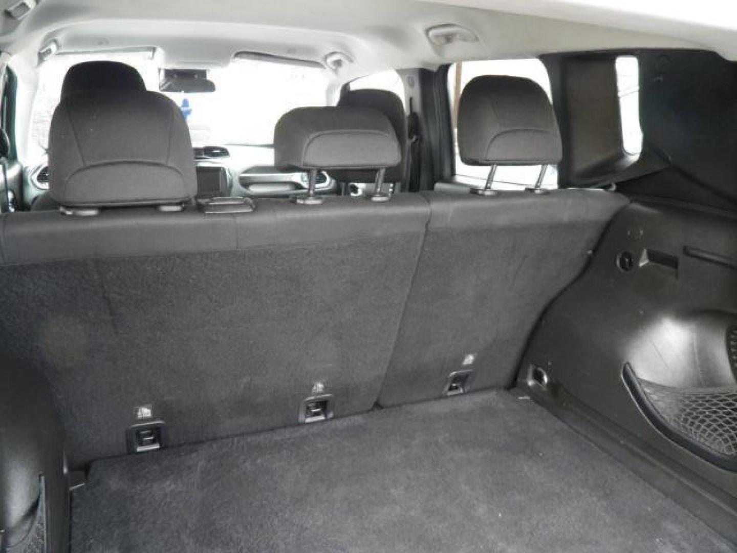 2018 GRAY Jeep Renegade Latitude 4x4 (ZACCJBBB2JP) with an 2.4L L4 engine, located at 19521 New George's Creek Rd SW, Barton, MD, 21521, (301) 463-2404, 39.524323, -79.017906 - Photo#4