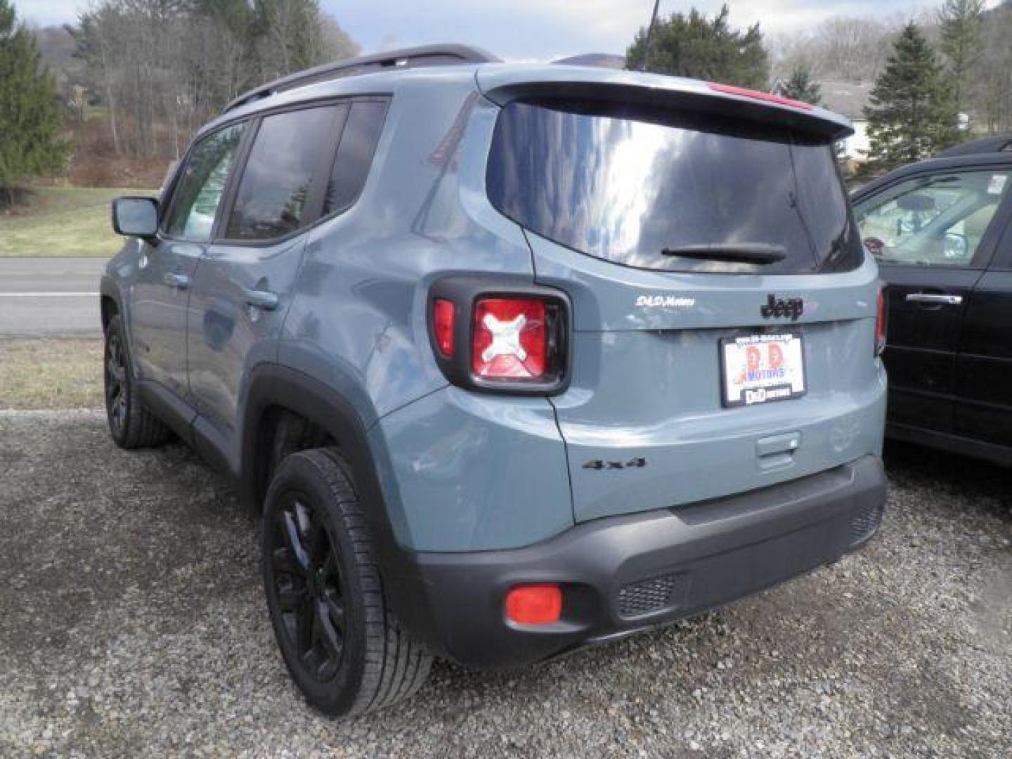 2018 GRAY Jeep Renegade Latitude 4WD (ZACCJBBB8JP) with an 2.4L L4 engine, 6SP transmission, located at 19521 New George's Creek Rd SW, Barton, MD, 21521, (301) 463-2404, 39.524323, -79.017906 - Photo#5