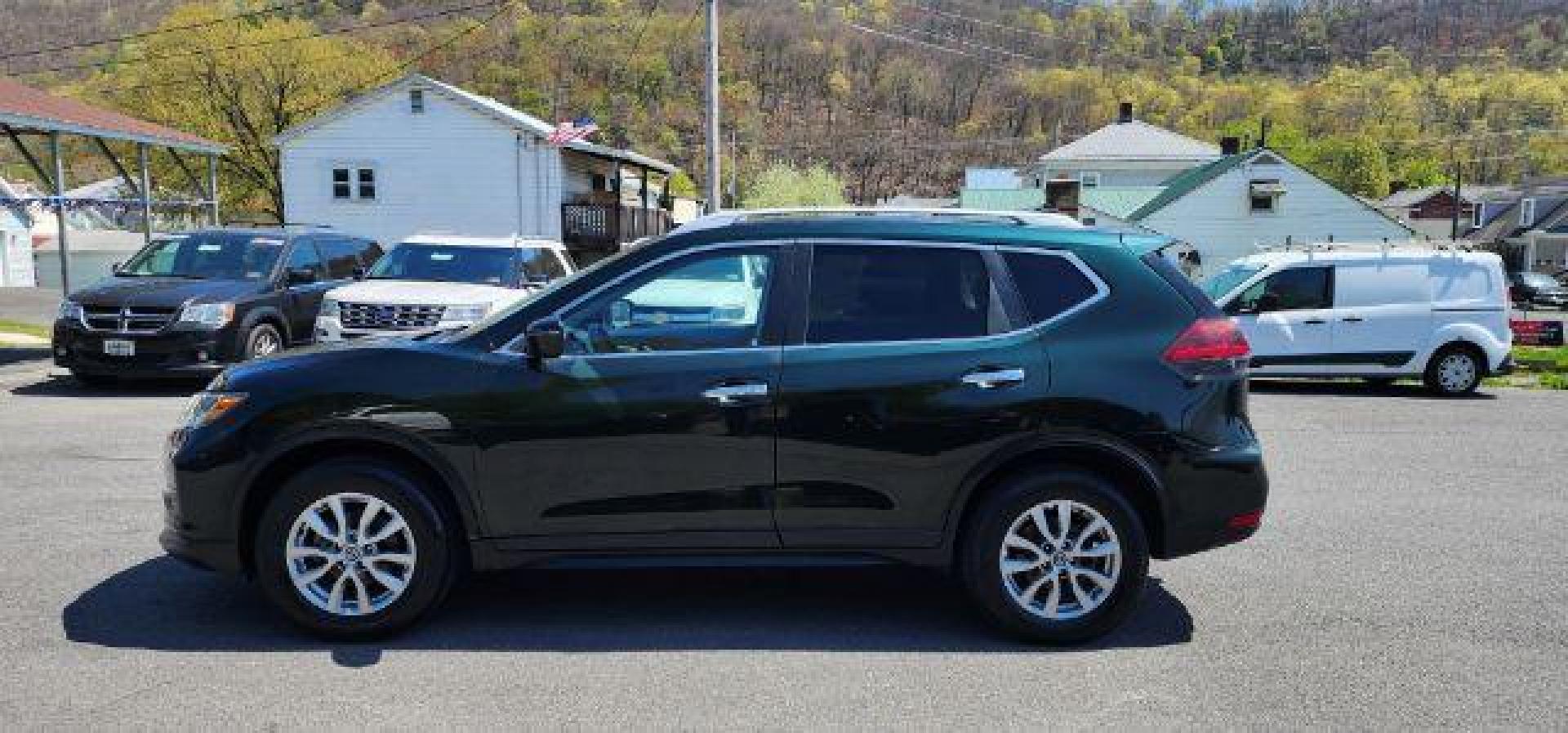 2018 GREEN /Cloth NISSAN ROGUE SV (5N1AT2MV1JC) with an 2.5L L4 engine, CVT transmission, located at 15520 McMullen Hwy SW, Belair, MD, 21502, (301) 729-3700, 39.581375, -78.846451 - FOR A BETTER PRICE CALL PAUL AT 301-268-8150 - Photo#3