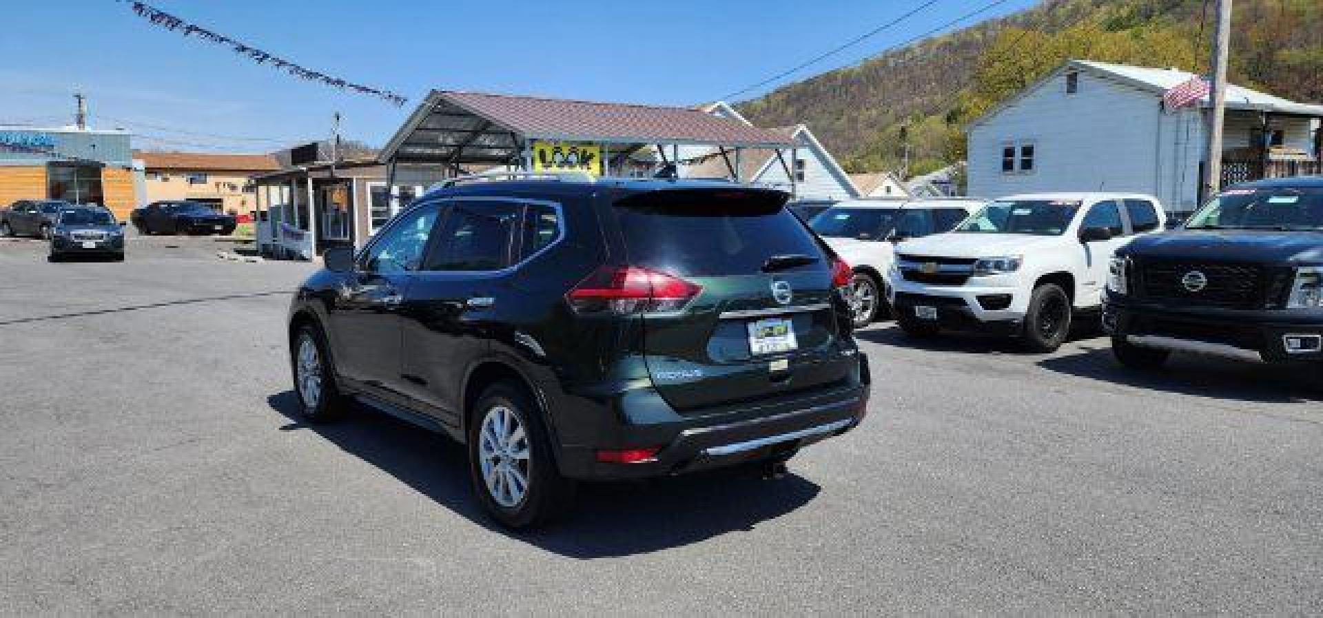 2018 GREEN /Cloth NISSAN ROGUE SV (5N1AT2MV1JC) with an 2.5L L4 engine, CVT transmission, located at 15520 McMullen Hwy SW, Belair, MD, 21502, (301) 729-3700, 39.581375, -78.846451 - FOR A BETTER PRICE CALL PAUL AT 301-268-8150 - Photo#8