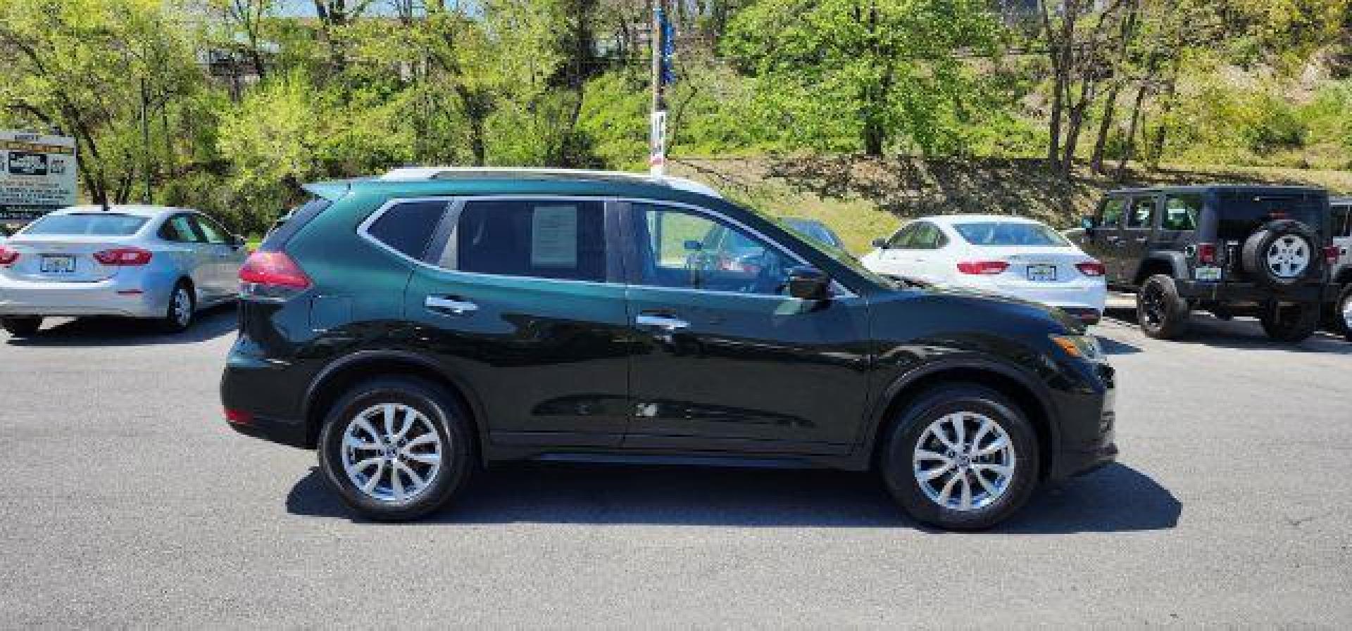 2018 GREEN /Cloth NISSAN ROGUE SV (5N1AT2MV1JC) with an 2.5L L4 engine, CVT transmission, located at 15520 McMullen Hwy SW, Belair, MD, 21502, (301) 729-3700, 39.581375, -78.846451 - FOR A BETTER PRICE CALL PAUL AT 301-268-8150 - Photo#12