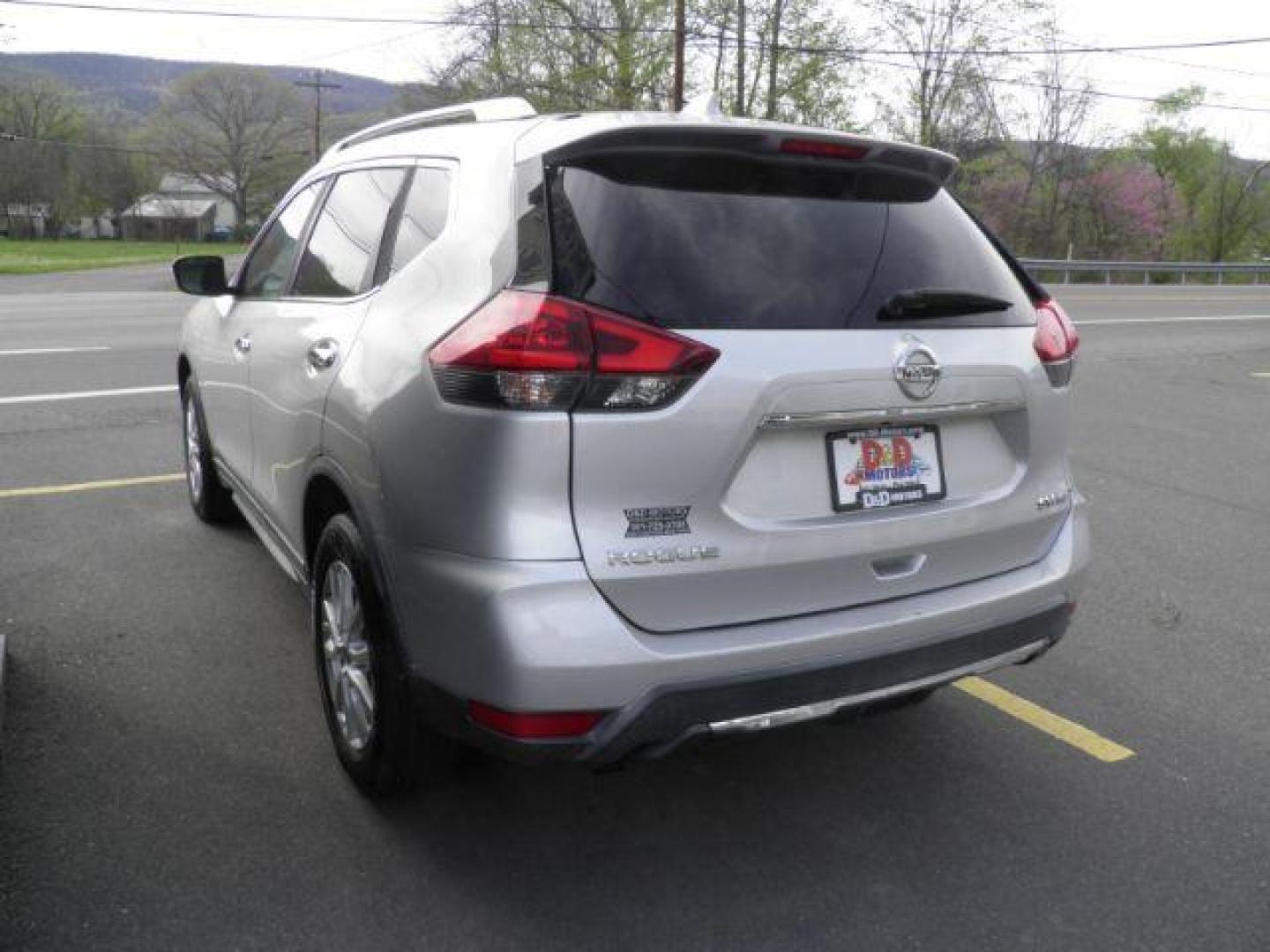 2018 GRAY NISSAN ROGUE SV (KNMAT2MV0JP) with an 2.5L 4 engine, located at 15520 McMullen Hwy SW, Belair, MD, 21502, (301) 729-3700, 39.581375, -78.846451 - Photo#5