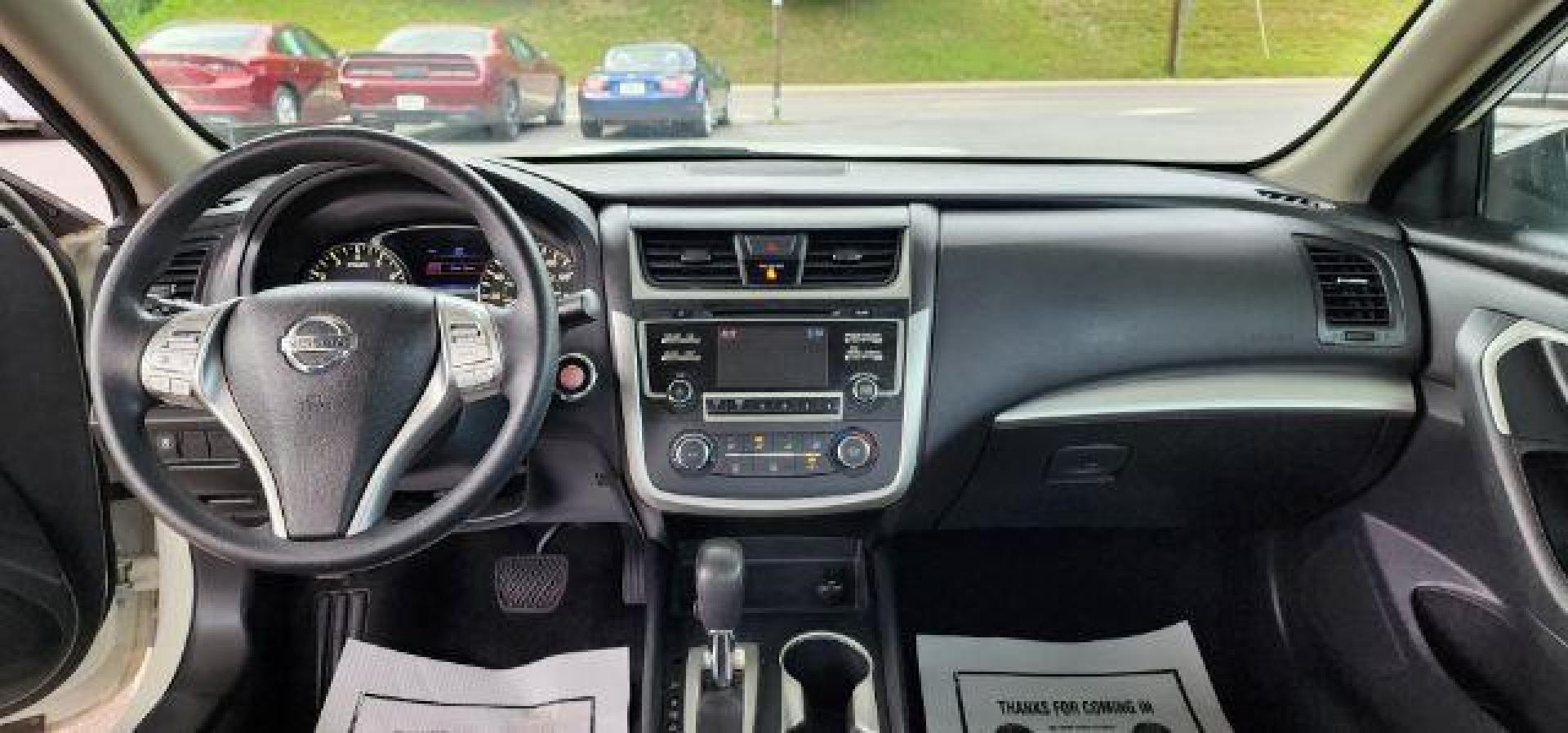 2018 White /Charcoal, cloth Nissan Altima 2.5 S (1N4AL3APXJC) with an 2.5L I4 engine, AT transmission, located at 19521 New George's Creek Rd SW, Barton, MD, 21521, (301) 463-2404, 39.524323, -79.017906 - FOR A BETTER PRICE CALL PAUL AT 301-268-8150 - Photo#5