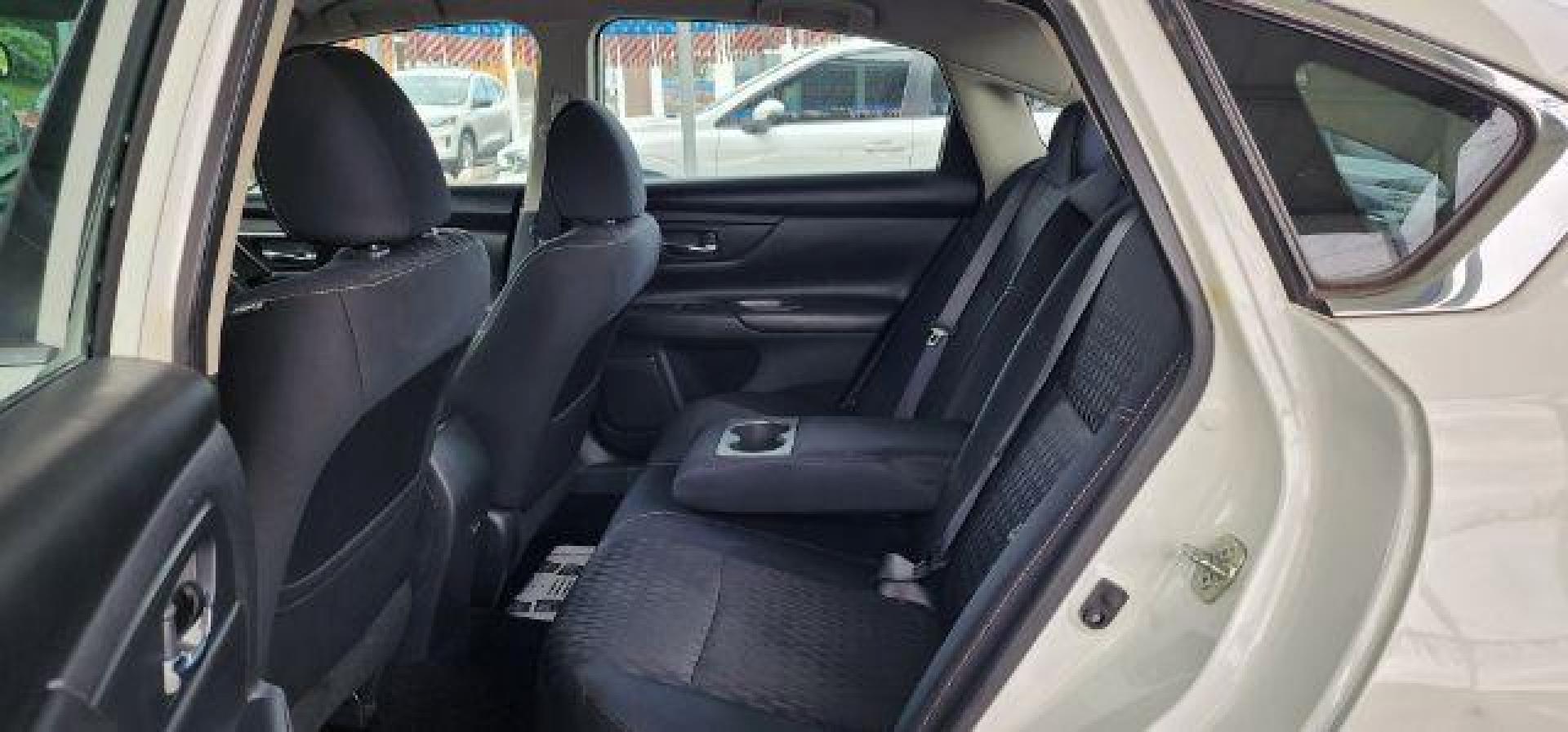 2018 White /Charcoal, cloth Nissan Altima 2.5 S (1N4AL3APXJC) with an 2.5L I4 engine, AT transmission, located at 19521 New George's Creek Rd SW, Barton, MD, 21521, (301) 463-2404, 39.524323, -79.017906 - FOR A BETTER PRICE CALL PAUL AT 301-268-8150 - Photo#6