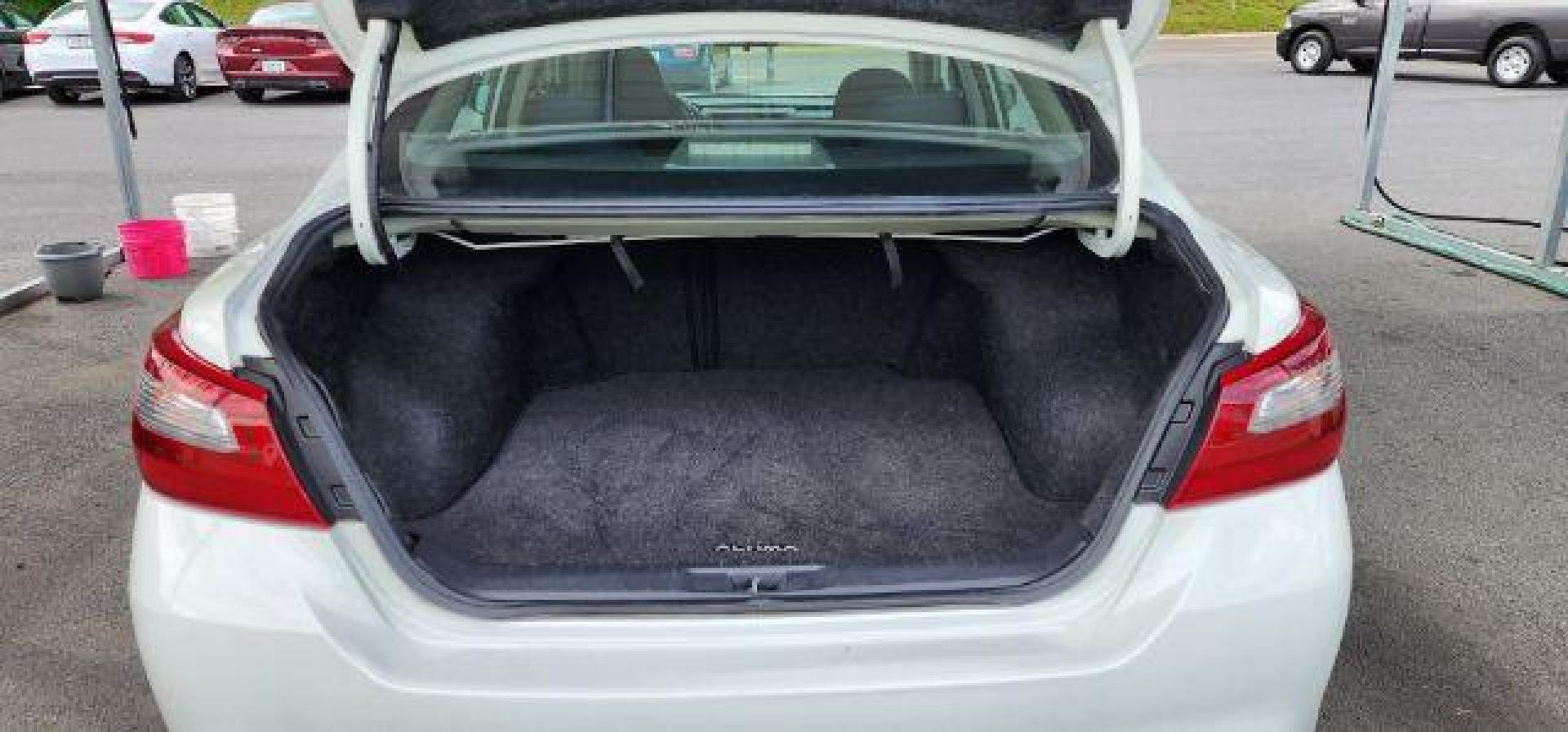 2018 White /Charcoal, cloth Nissan Altima 2.5 S (1N4AL3APXJC) with an 2.5L I4 engine, AT transmission, located at 19521 New George's Creek Rd SW, Barton, MD, 21521, (301) 463-2404, 39.524323, -79.017906 - FOR A BETTER PRICE CALL PAUL AT 301-268-8150 - Photo#8