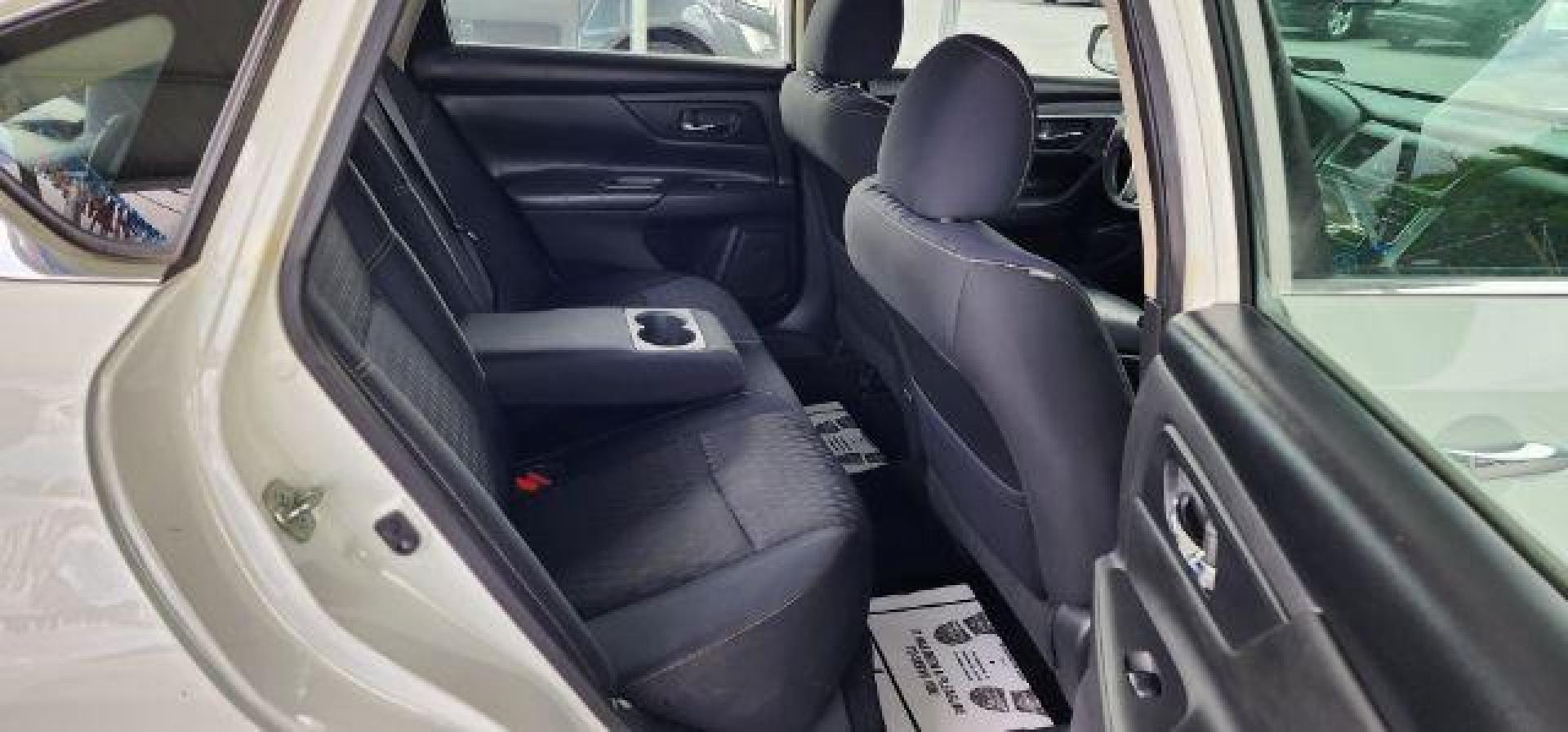 2018 White /Charcoal, cloth Nissan Altima 2.5 S (1N4AL3APXJC) with an 2.5L I4 engine, AT transmission, located at 19521 New George's Creek Rd SW, Barton, MD, 21521, (301) 463-2404, 39.524323, -79.017906 - FOR A BETTER PRICE CALL PAUL AT 301-268-8150 - Photo#9