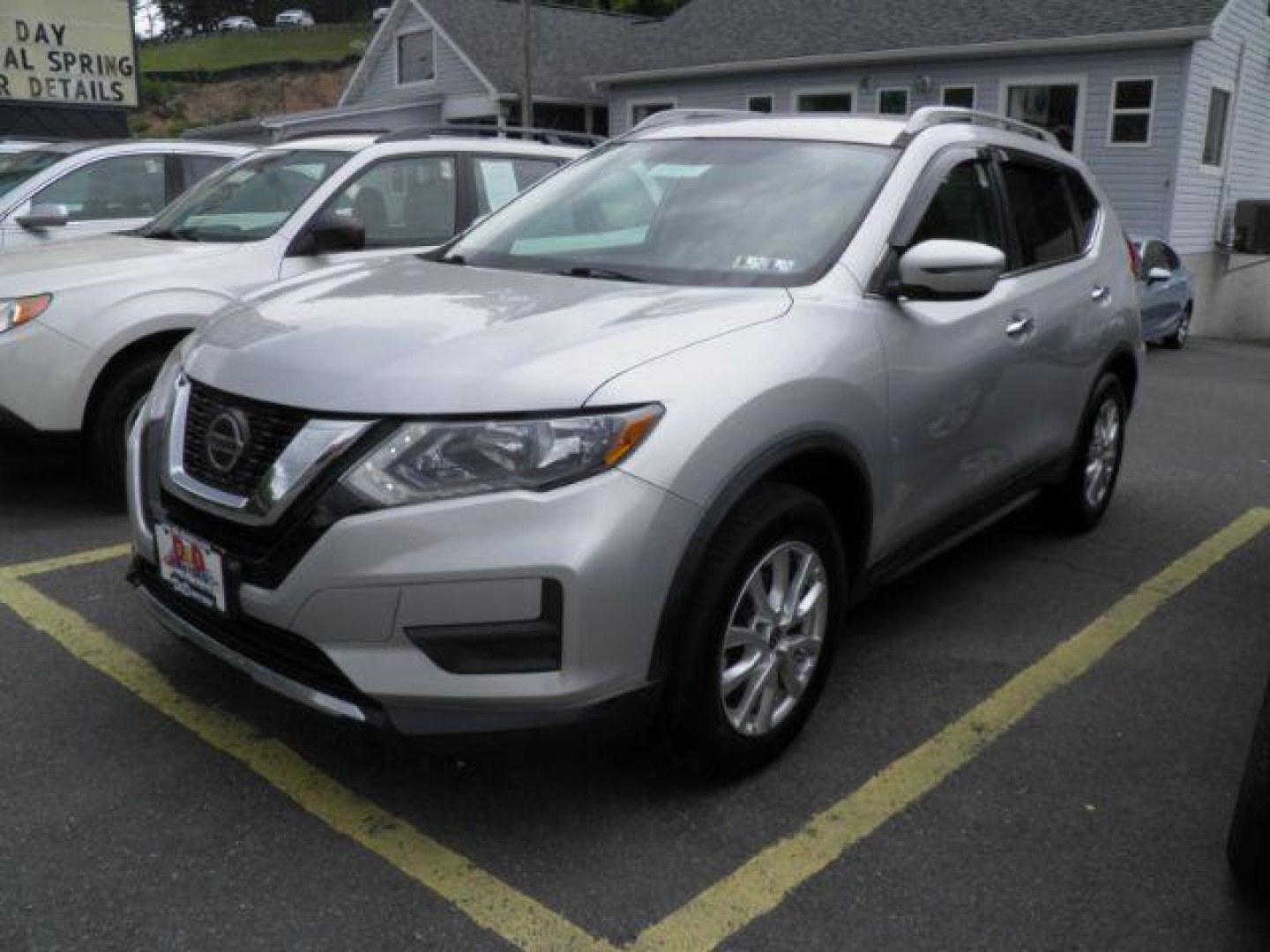 2018 SILVER Nissan Rogue SV (5N1AT2MVXJC) with an 2.5 L4 engine, AT transmission, located at 15520 McMullen Hwy SW, Belair, MD, 21502, (301) 729-3700, 39.581375, -78.846451- Photo#0