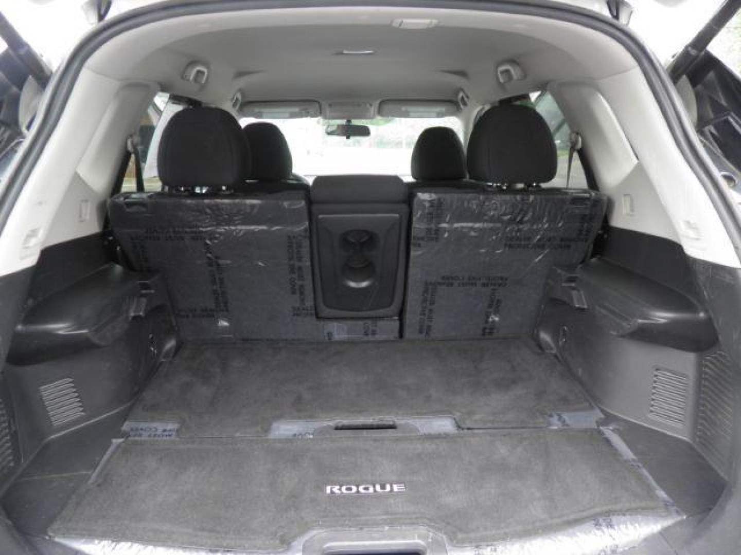 2018 SILVER Nissan Rogue SV (5N1AT2MVXJC) with an 2.5 L4 engine, AT transmission, located at 15520 McMullen Hwy SW, Belair, MD, 21502, (301) 729-3700, 39.581375, -78.846451- Photo#4