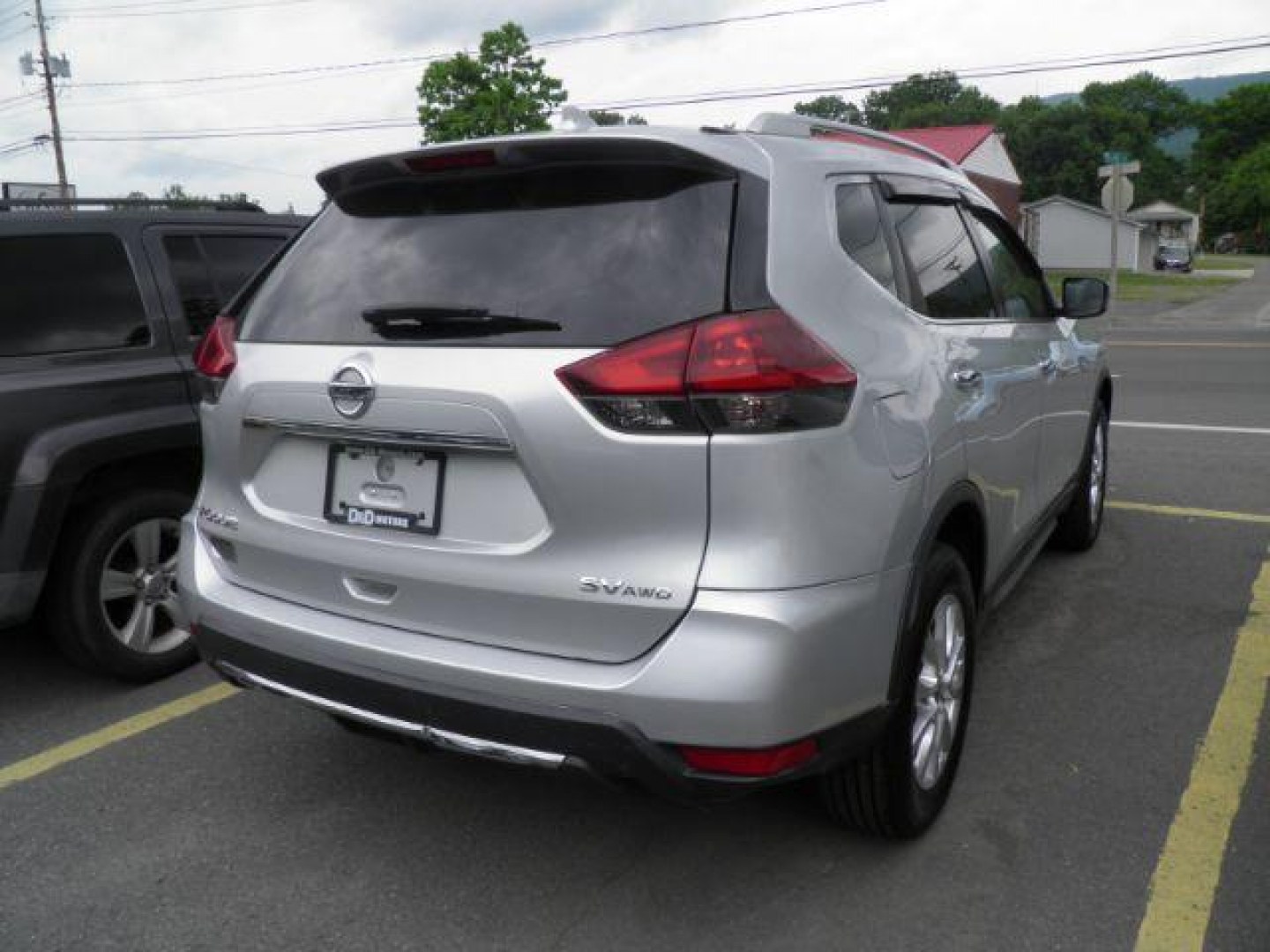 2018 SILVER Nissan Rogue SV (5N1AT2MVXJC) with an 2.5 L4 engine, AT transmission, located at 15520 McMullen Hwy SW, Belair, MD, 21502, (301) 729-3700, 39.581375, -78.846451- Photo#5