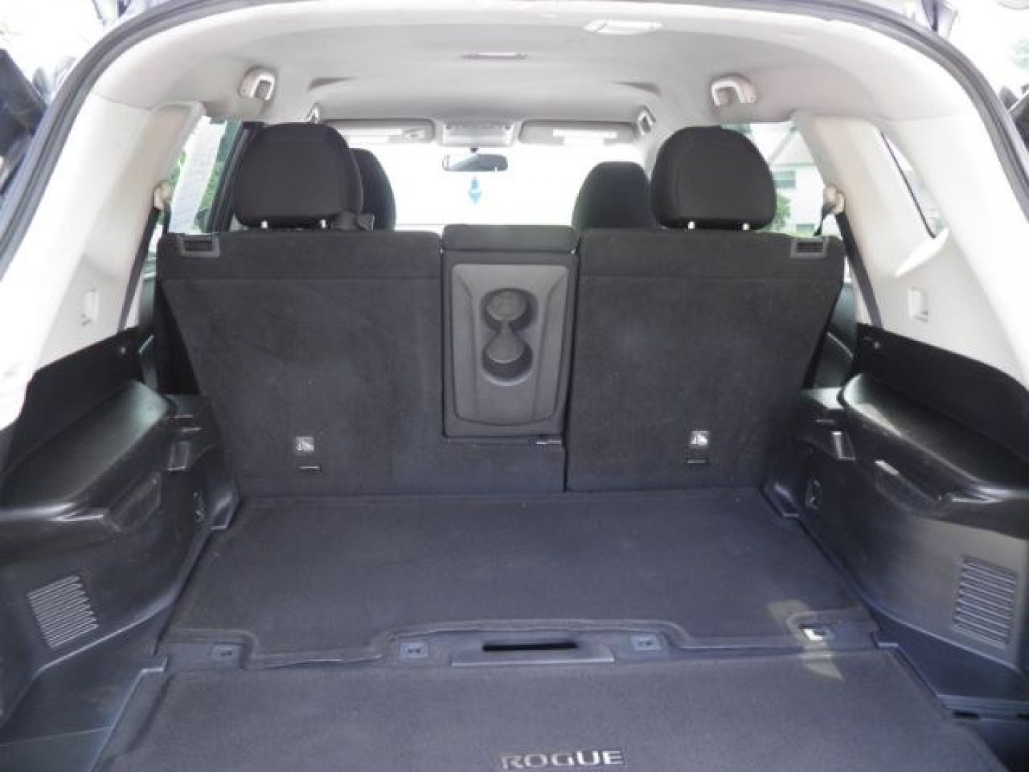 2018 GRAY Nissan Rogue SV (KNMAT2MV3JP) with an 2.5 L4 engine, AT transmission, located at 15520 McMullen Hwy SW, Belair, MD, 21502, (301) 729-3700, 39.581375, -78.846451- Photo#4