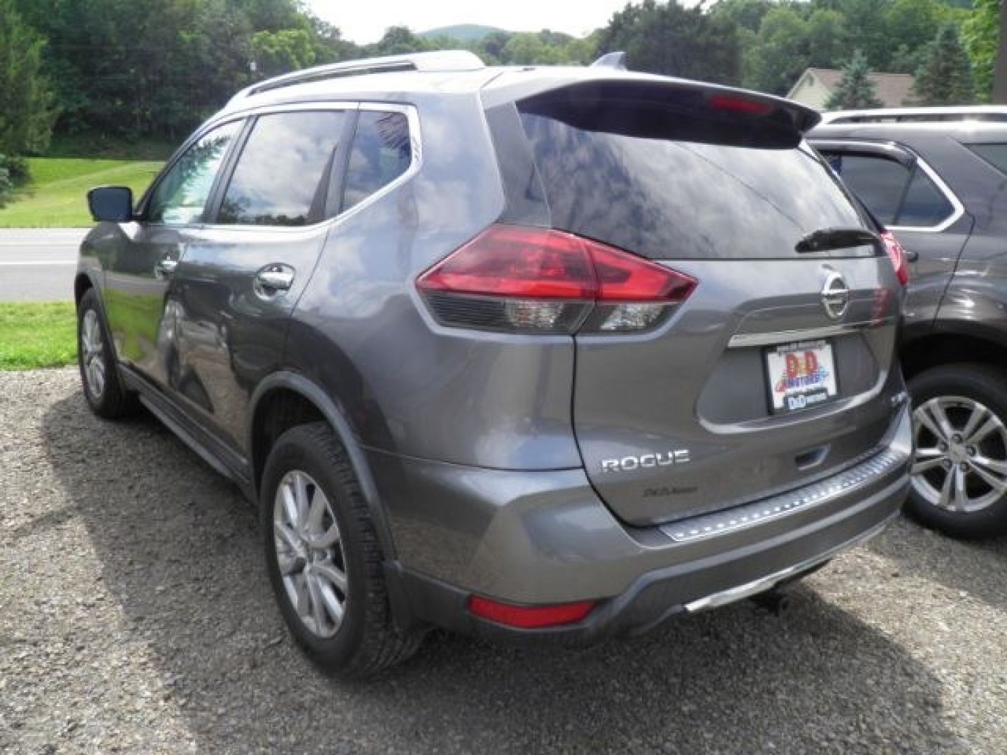 2018 GRAY Nissan Rogue SV (KNMAT2MV3JP) with an 2.5 L4 engine, AT transmission, located at 15520 McMullen Hwy SW, Belair, MD, 21502, (301) 729-3700, 39.581375, -78.846451- Photo#5
