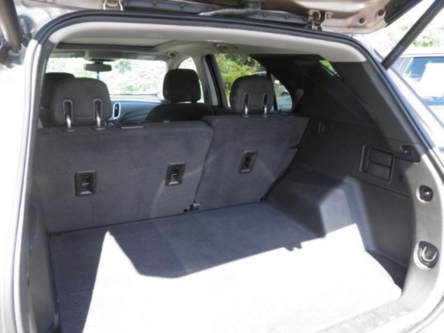 2019 BROWN Chevrolet Equinox LT (2GNAXUEVXK6) with an 1.5L L4 engine, AT transmission, located at 19521 New George's Creek Rd SW, Barton, MD, 21521, (301) 463-2404, 39.524323, -79.017906- Photo#4