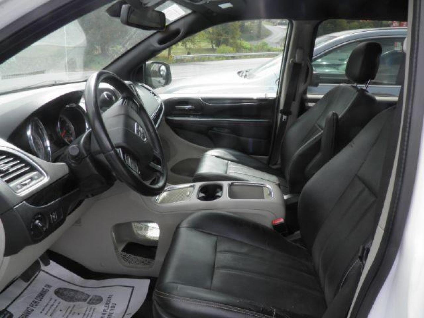 2019 White Dodge Grand Caravan SXT (2C4RDGCG5KR) with an 3.6L V6 engine, AT transmission, located at 19521 New George's Creek Rd SW, Barton, MD, 21521, (301) 463-2404, 39.524323, -79.017906 - Photo#1