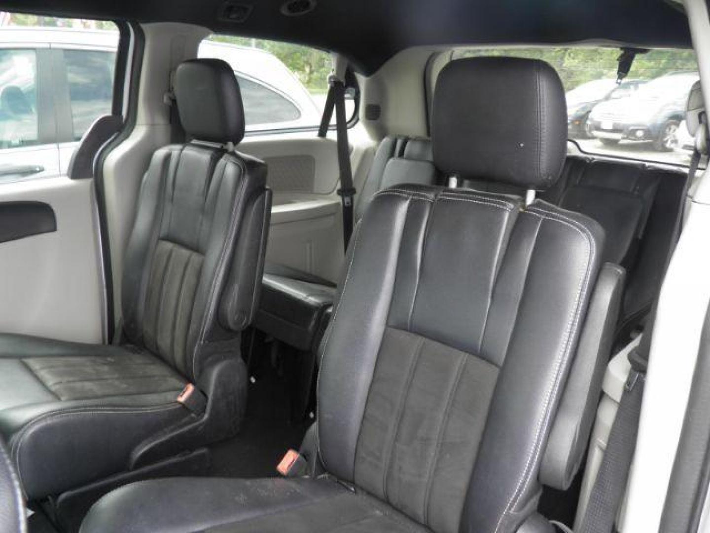 2019 White Dodge Grand Caravan SXT (2C4RDGCG5KR) with an 3.6L V6 engine, AT transmission, located at 19521 New George's Creek Rd SW, Barton, MD, 21521, (301) 463-2404, 39.524323, -79.017906 - Photo#3