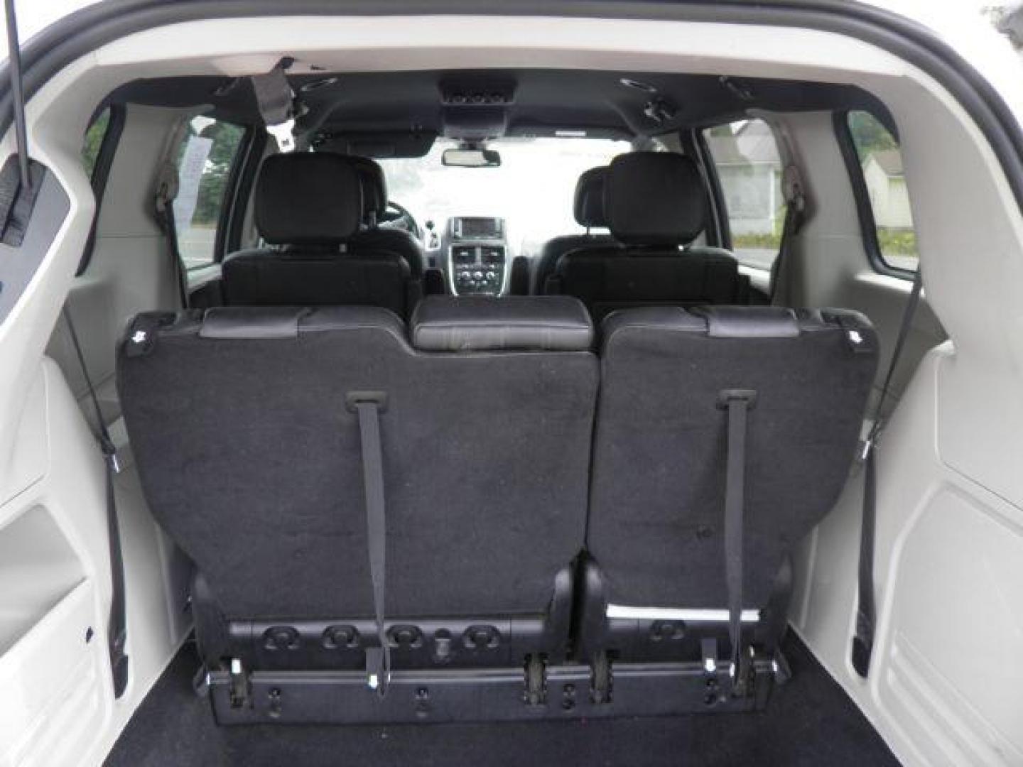 2019 White Dodge Grand Caravan SXT (2C4RDGCG5KR) with an 3.6L V6 engine, AT transmission, located at 19521 New George's Creek Rd SW, Barton, MD, 21521, (301) 463-2404, 39.524323, -79.017906 - Photo#4