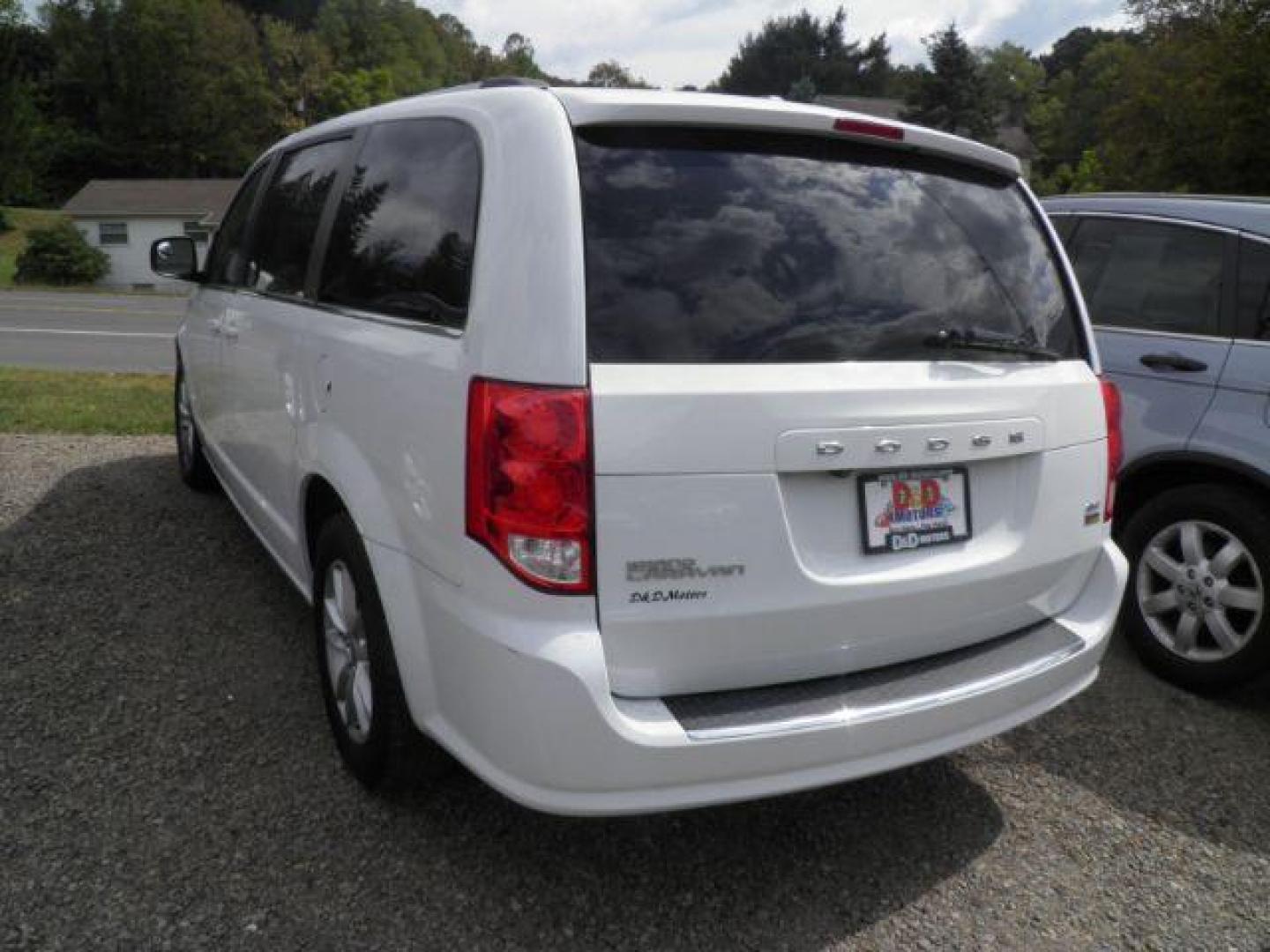 2019 White Dodge Grand Caravan SXT (2C4RDGCG5KR) with an 3.6L V6 engine, AT transmission, located at 19521 New George's Creek Rd SW, Barton, MD, 21521, (301) 463-2404, 39.524323, -79.017906 - Photo#5