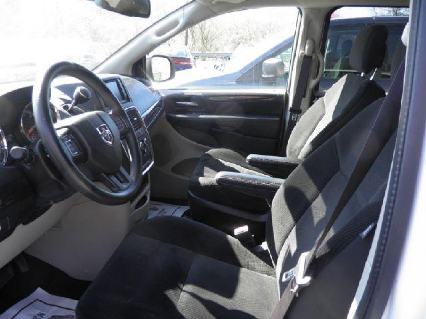 2019 WHITE Dodge Grand Caravan SE (2C4RDGBG1KR) with an 3.6L V6 engine, AT transmission, located at 15520 McMullen Hwy SW, Belair, MD, 21502, (301) 729-3700, 39.581375, -78.846451 - Photo#1