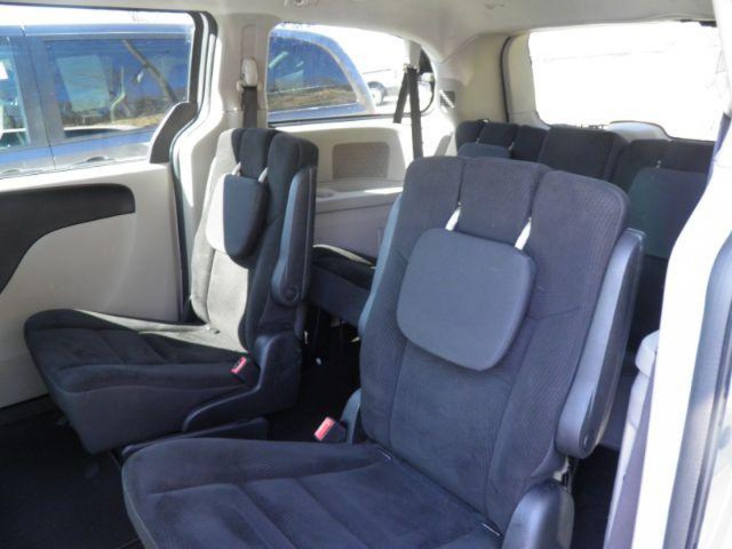 2019 WHITE Dodge Grand Caravan SE (2C4RDGBG1KR) with an 3.6L V6 engine, AT transmission, located at 15520 McMullen Hwy SW, Belair, MD, 21502, (301) 729-3700, 39.581375, -78.846451 - Photo#3