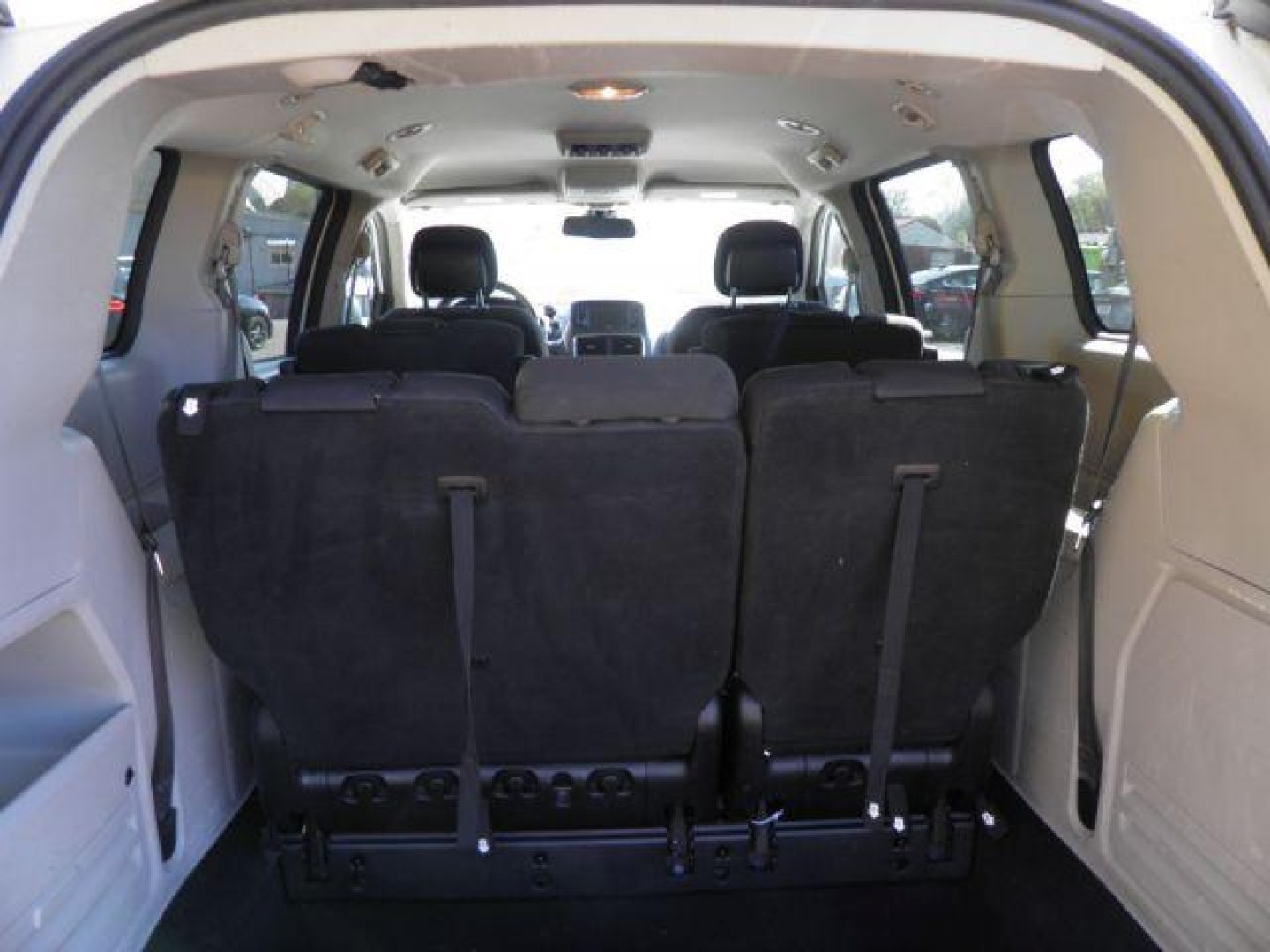 2019 WHITE Dodge Grand Caravan SE (2C4RDGBG1KR) with an 3.6L V6 engine, AT transmission, located at 15520 McMullen Hwy SW, Belair, MD, 21502, (301) 729-3700, 39.581375, -78.846451 - Photo#4