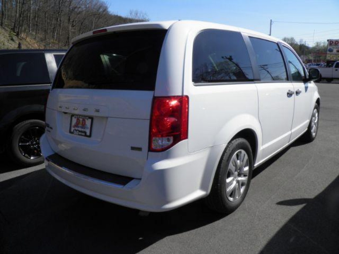 2019 WHITE Dodge Grand Caravan SE (2C4RDGBG1KR) with an 3.6L V6 engine, AT transmission, located at 15520 McMullen Hwy SW, Belair, MD, 21502, (301) 729-3700, 39.581375, -78.846451 - Photo#5