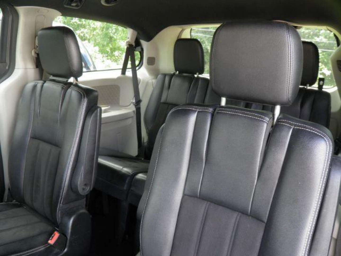 2019 GRAY Dodge Grand Caravan SXT (2C4RDGCG6KR) with an 3.6l V6 engine, AT transmission, located at 19521 New George's Creek Rd SW, Barton, MD, 21521, (301) 463-2404, 39.524323, -79.017906- Photo#3