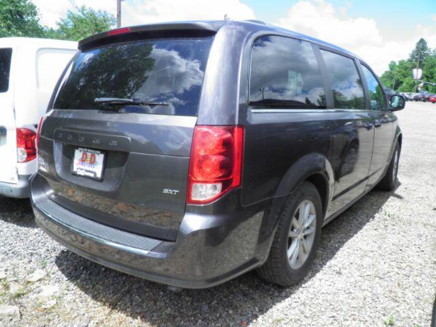 2019 GRAY Dodge Grand Caravan SXT (2C4RDGCG6KR) with an 3.6l V6 engine, AT transmission, located at 19521 New George's Creek Rd SW, Barton, MD, 21521, (301) 463-2404, 39.524323, -79.017906- Photo#5