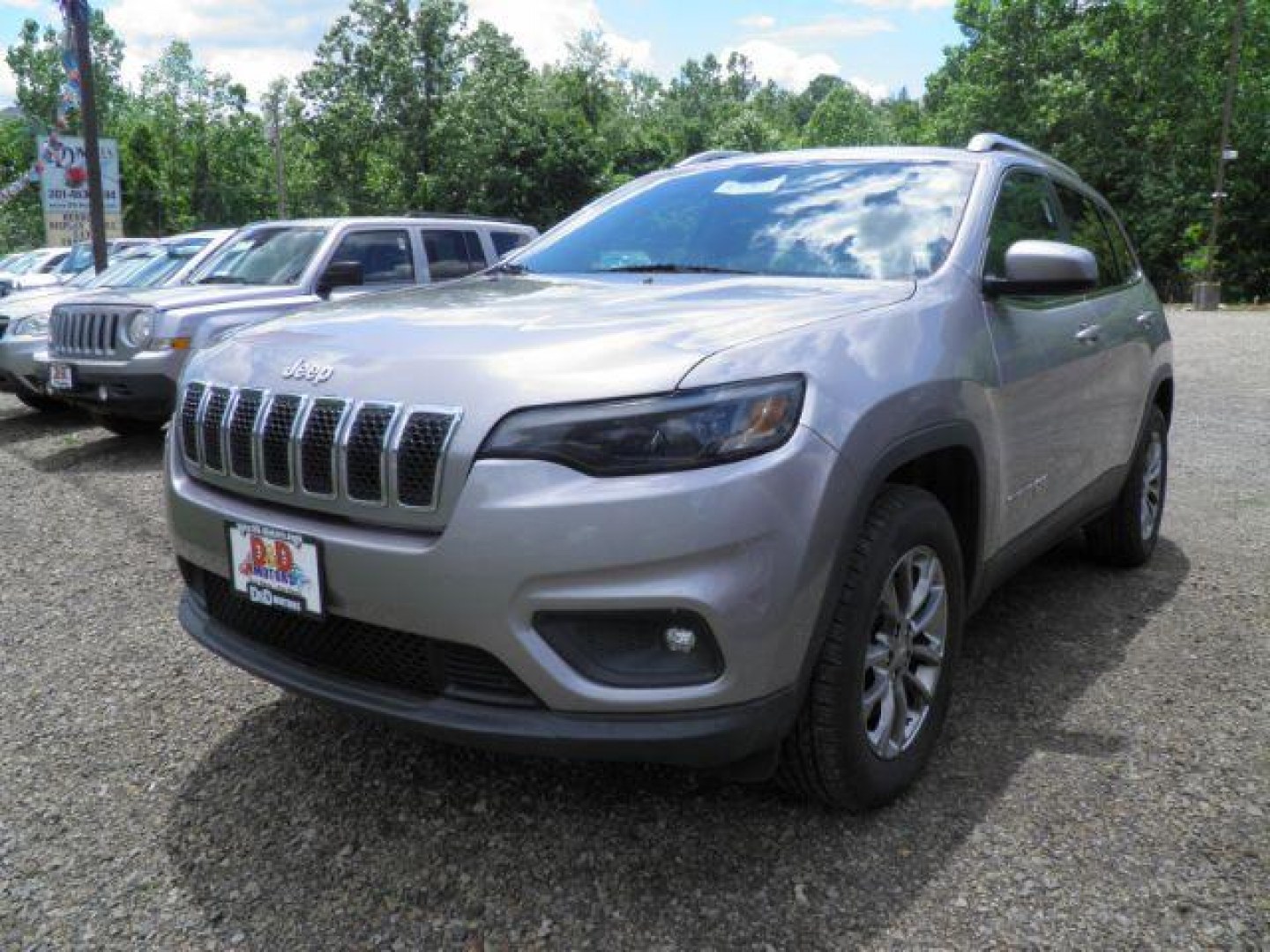 2019 GRAY Jeep Cherokee Latitude Plus 4x4 (1C4PJMLX5KD) with an 2.4L L4 engine, located at 19521 New George's Creek Rd SW, Barton, MD, 21521, (301) 463-2404, 39.524323, -79.017906- Photo#0