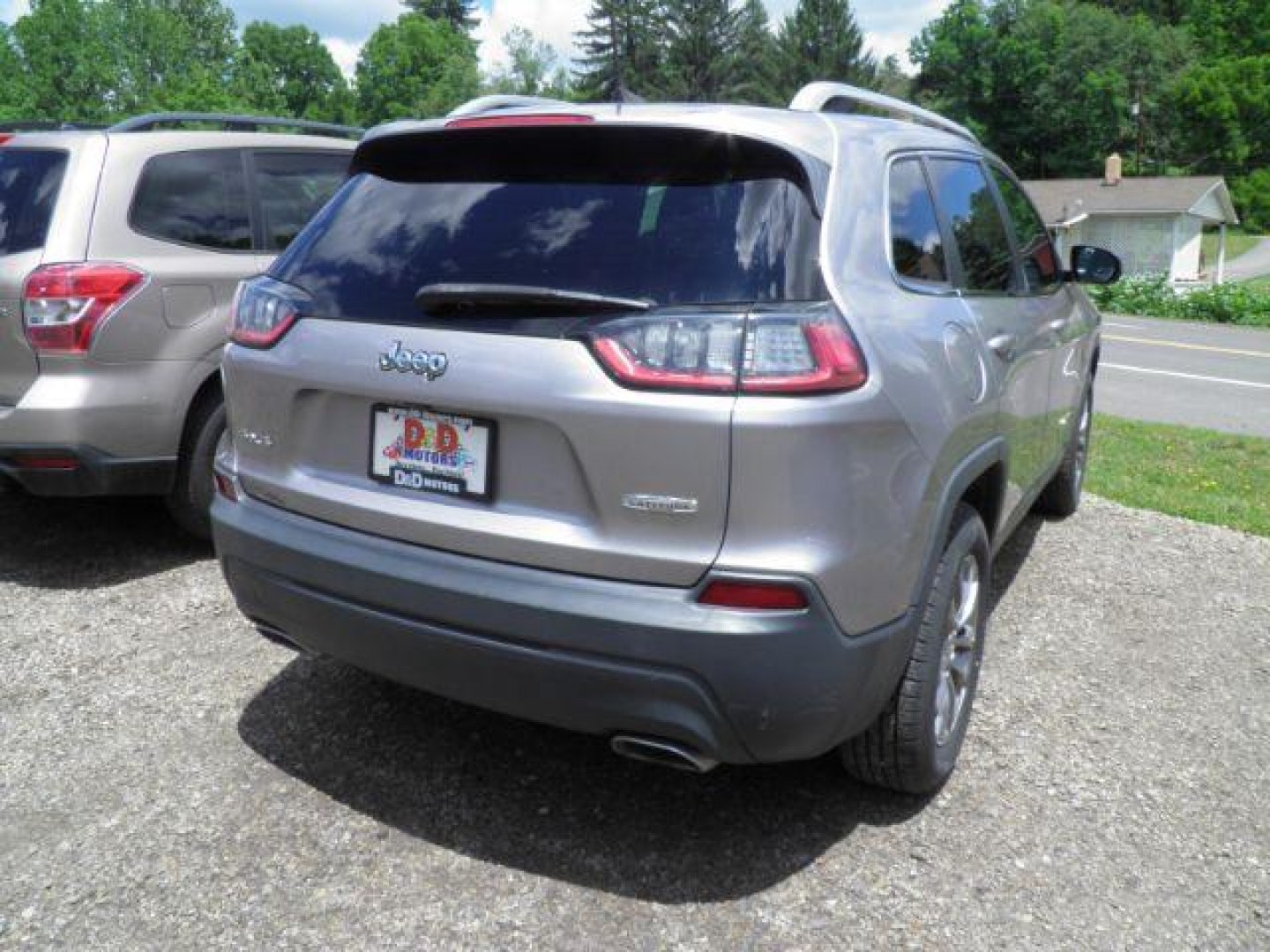 2019 GRAY Jeep Cherokee Latitude Plus 4x4 (1C4PJMLX5KD) with an 2.4L L4 engine, located at 19521 New George's Creek Rd SW, Barton, MD, 21521, (301) 463-2404, 39.524323, -79.017906- Photo#5