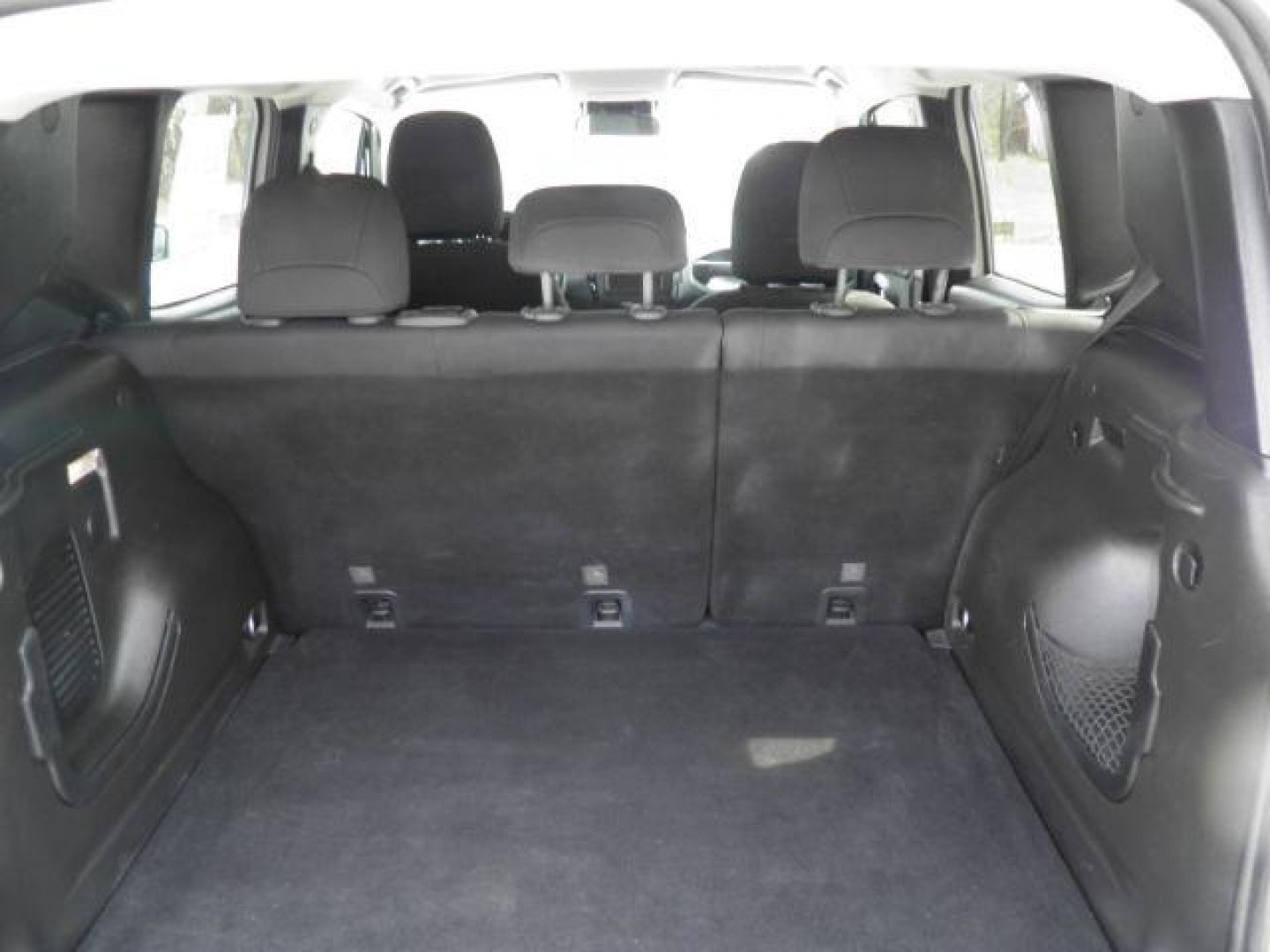 2019 WHITE Jeep Renegade Latitude FWD (ZACNJABB0KP) with an 2.4L L4 engine, located at 15520 McMullen Hwy SW, Belair, MD, 21502, (301) 729-3700, 39.581375, -78.846451 - Photo#4