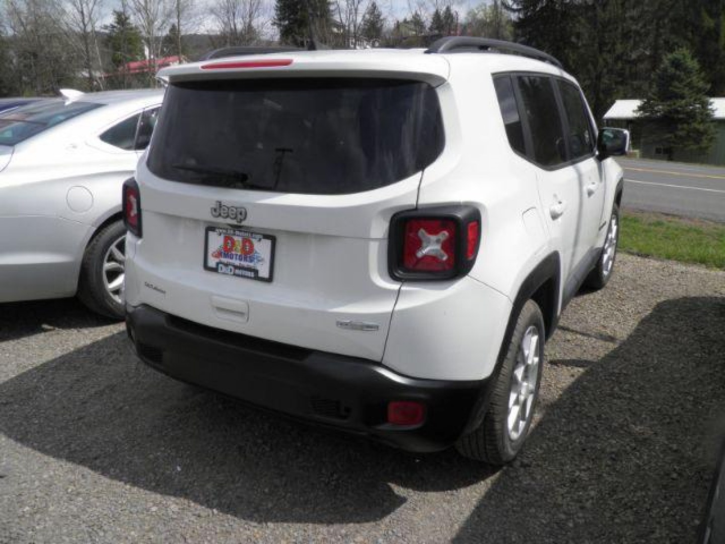 2019 WHITE Jeep Renegade Latitude FWD (ZACNJABB0KP) with an 2.4L L4 engine, located at 15520 McMullen Hwy SW, Belair, MD, 21502, (301) 729-3700, 39.581375, -78.846451 - Photo#5