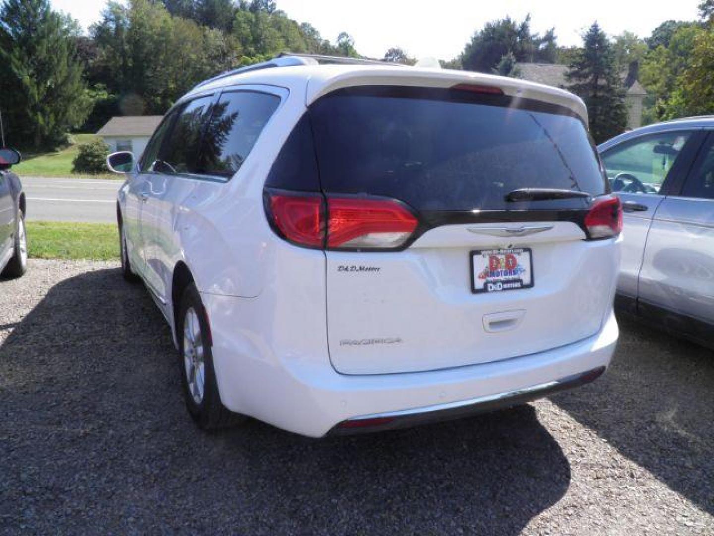 2020 WHITE Chrysler Pacifica Touring L (2C4RC1BG7LR) with an 3.6L V6 engine, AT transmission, located at 19521 New George's Creek Rd SW, Barton, MD, 21521, (301) 463-2404, 39.524323, -79.017906 - Photo#4