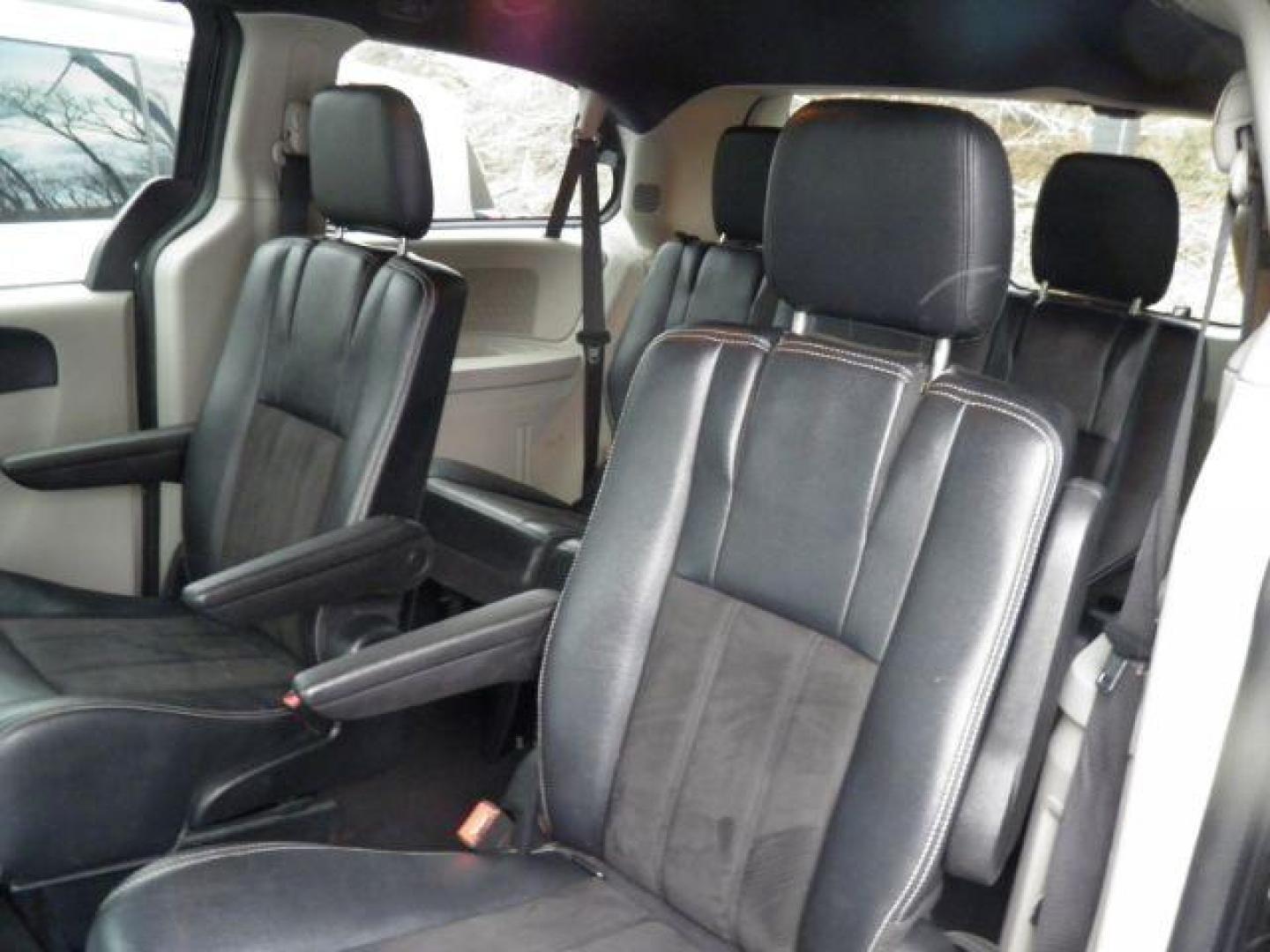 2020 Black /Leather Black Dodge Grand Caravan SXT (2C4RDGCG1LR) with an 3.6L V6 engine, AT transmission, located at 15520 McMullen Hwy SW, Belair, MD, 21502, (301) 729-3700, 39.581375, -78.846451 - FOR A BETTER PRICE CALL PAUL AT 301-268-8150 - Photo#6