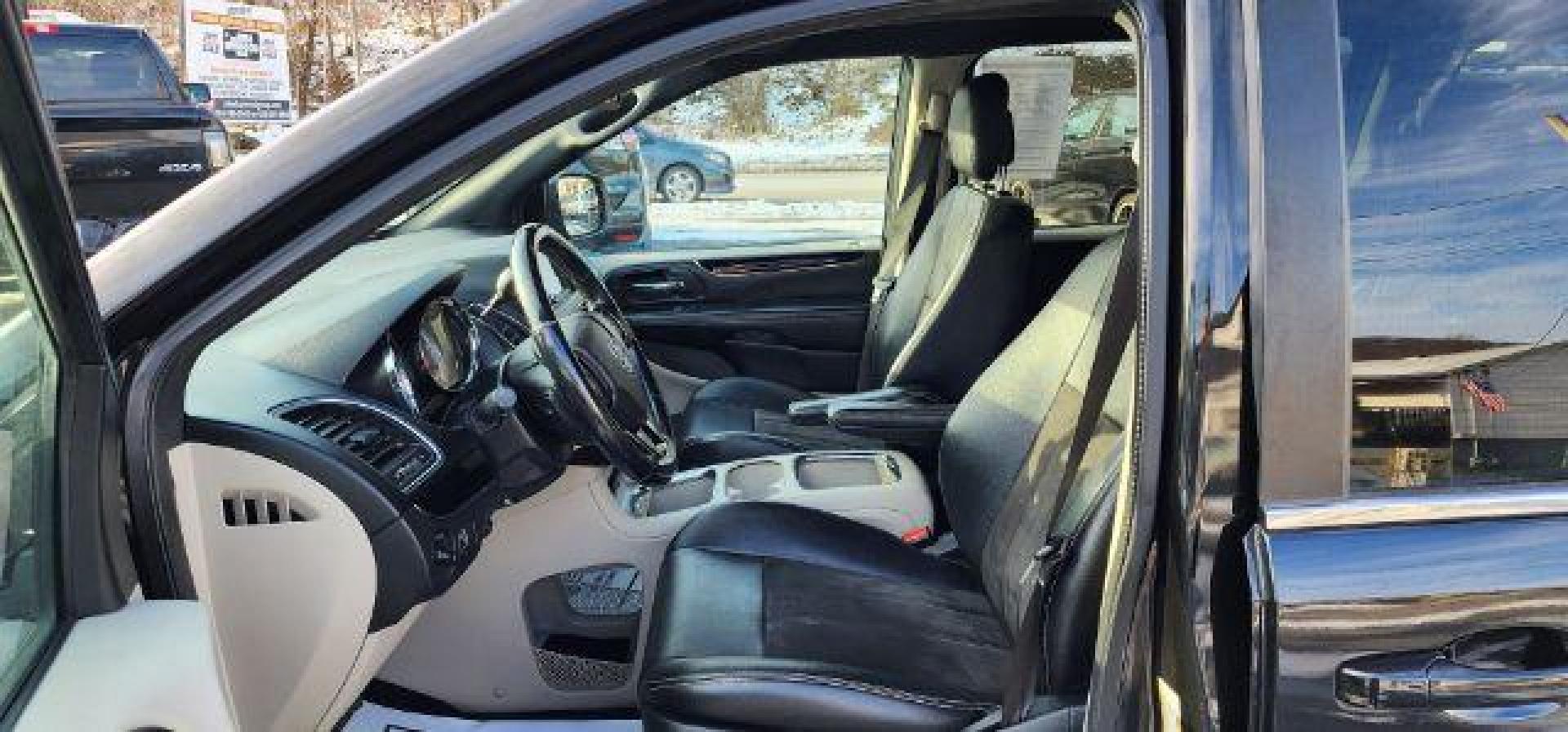 2020 Black /Leather Black Dodge Grand Caravan SXT (2C4RDGCG1LR) with an 3.6L V6 engine, AT transmission, located at 15520 McMullen Hwy SW, Belair, MD, 21502, (301) 729-3700, 39.581375, -78.846451 - Photo#4